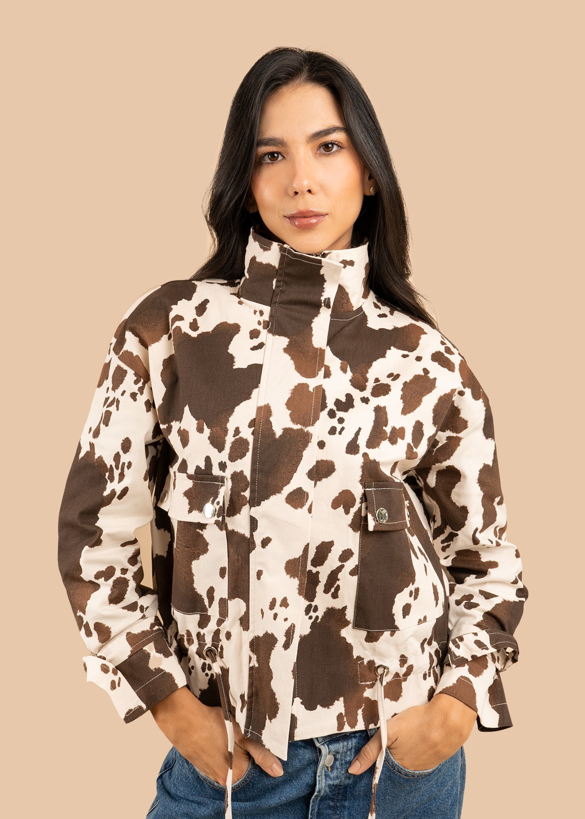 Chaqueta color animal print con cuello alto y bolsillos frontales 106577