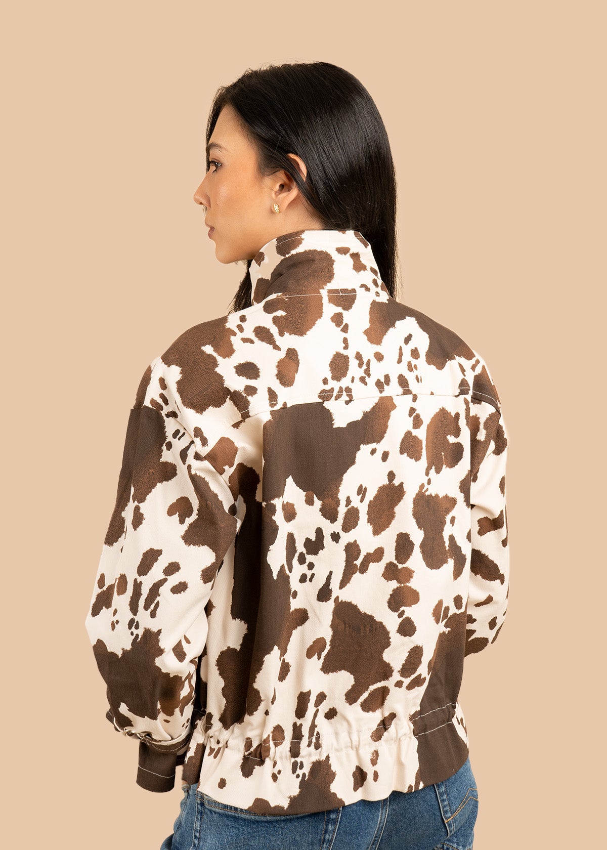 Chaqueta color animal print con cuello alto y bolsillos frontales 106577