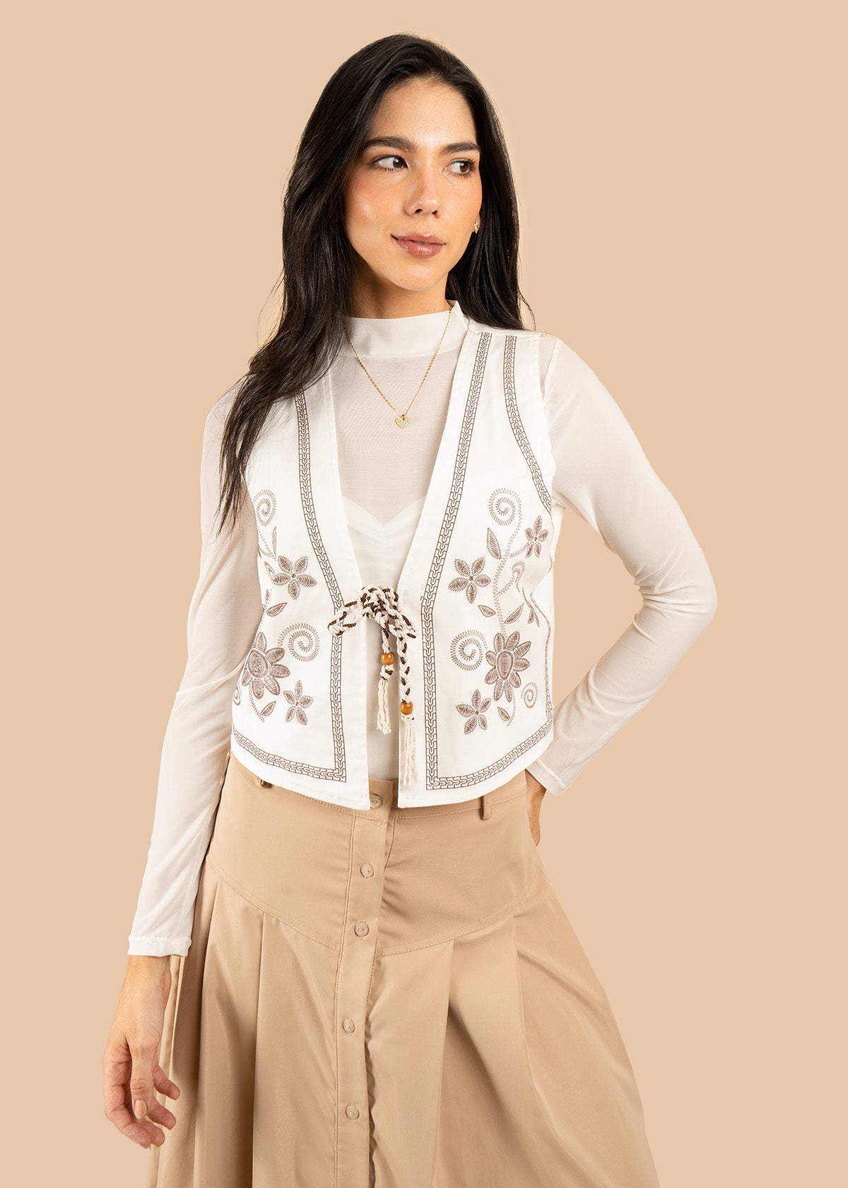 Chaleco color beige con bordado floral y amarre frontal 106578
