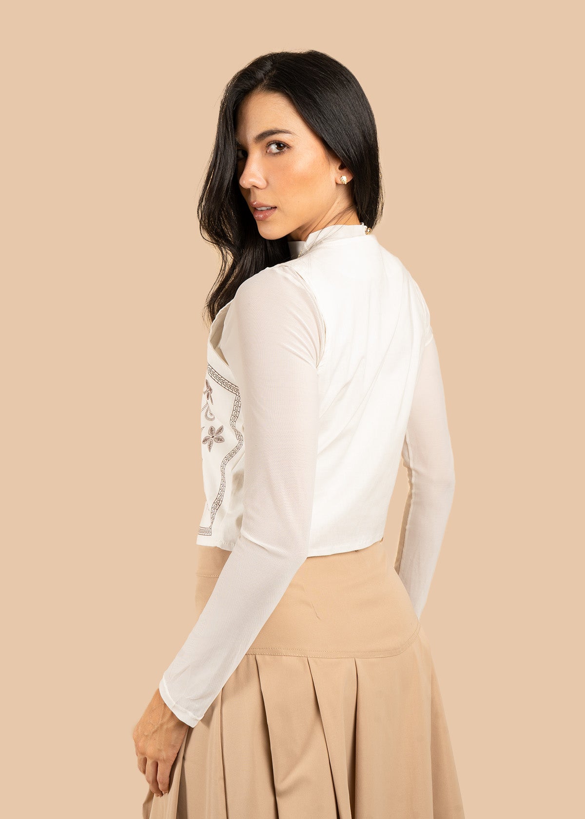 Chaleco color beige con bordado floral y amarre frontal 106578