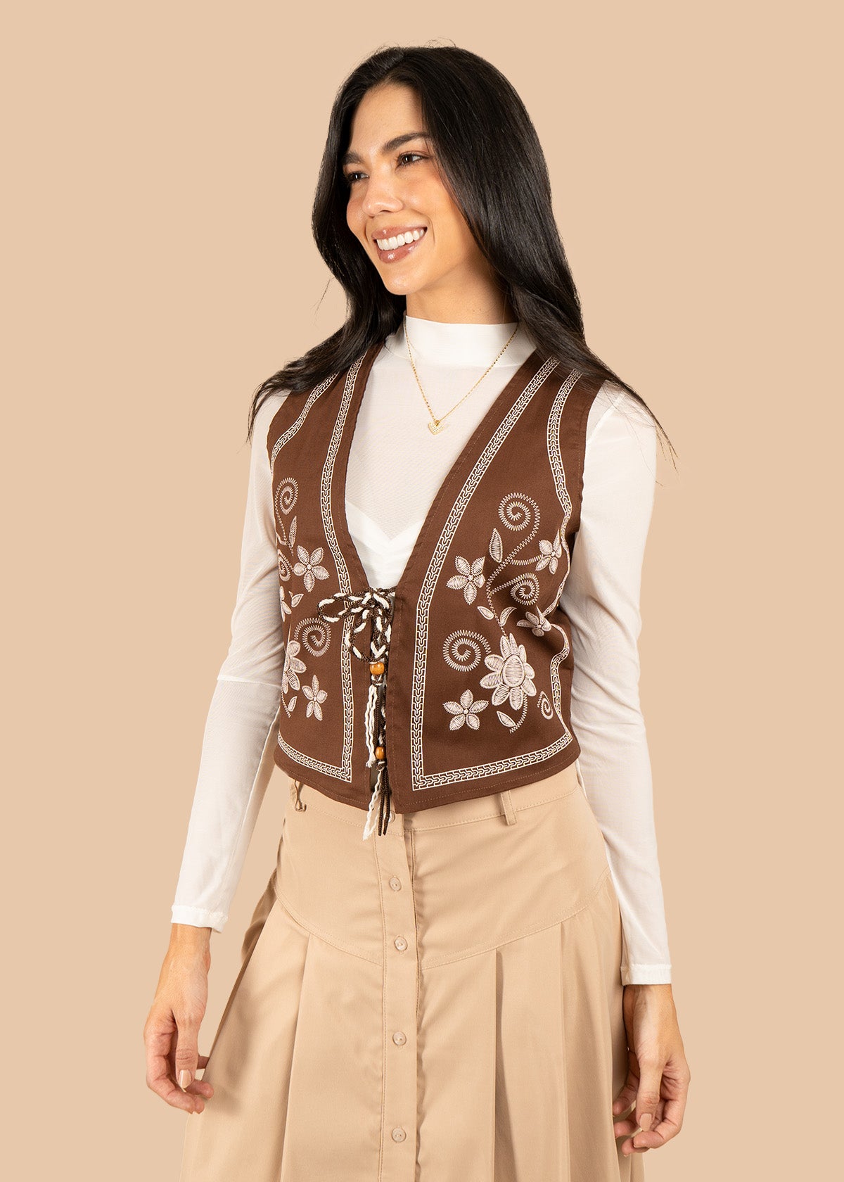 Chaleco color chocolate con bordado floral y amarre frontal 106578