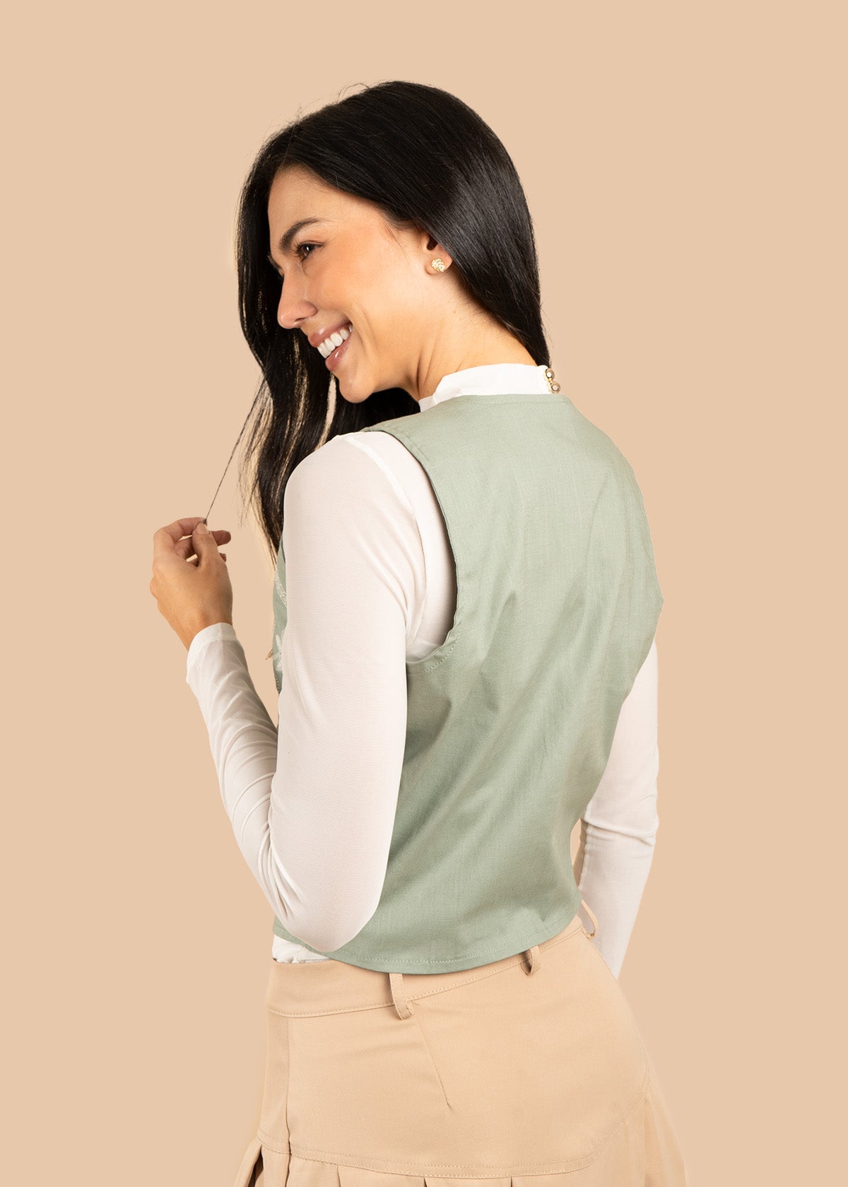Chaleco color verde con bordado floral y amarre frontal 106578
