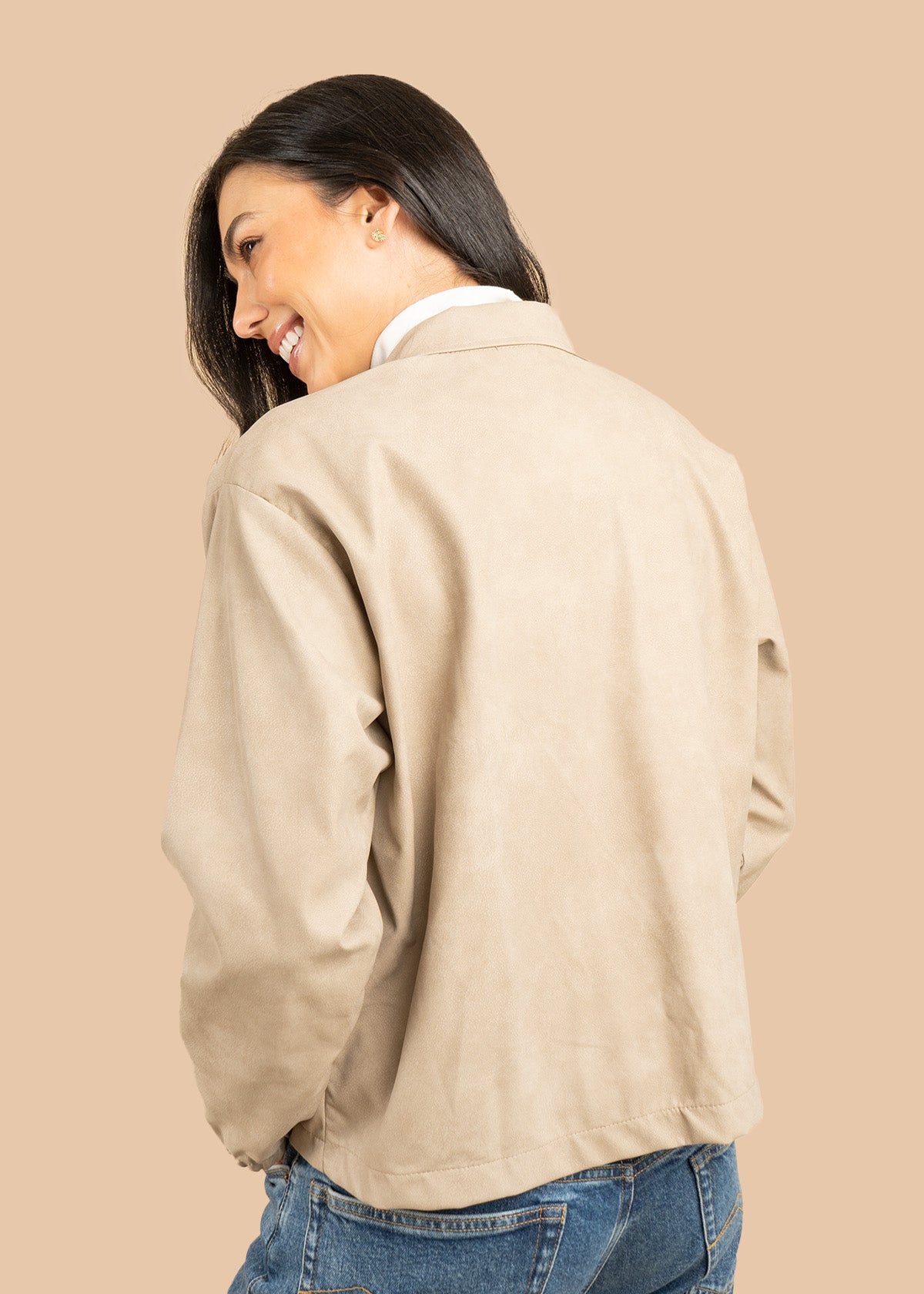 Chaqueta color beige con bolsillos delanteros y botones plateados 106579