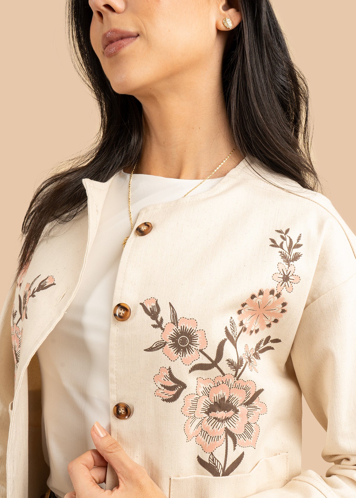 Chaqueta color beige con estampado floral 106580