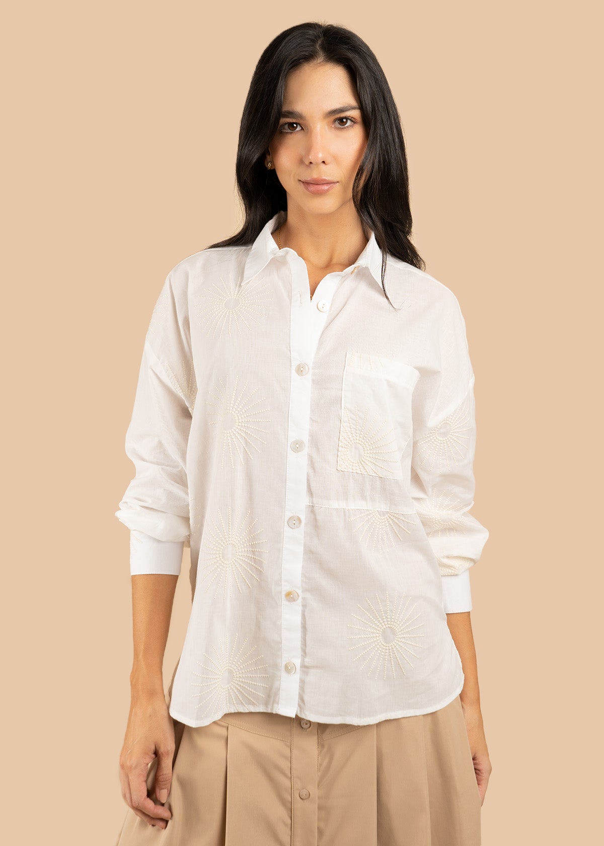 Blusa color beige con bordado de soles 106581