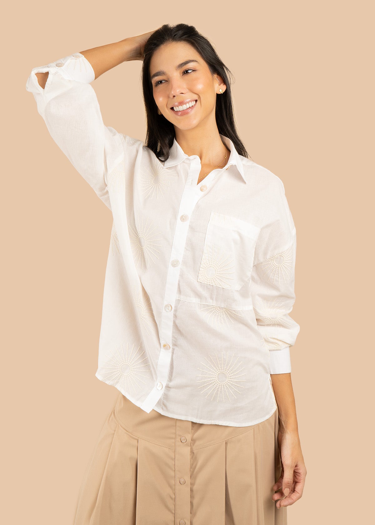Blusa color beige con bordado de soles 106581