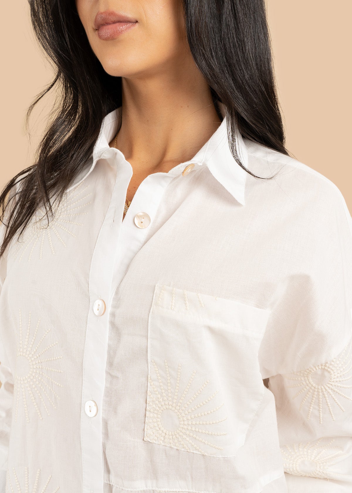 Blusa color beige con bordado de soles 106581