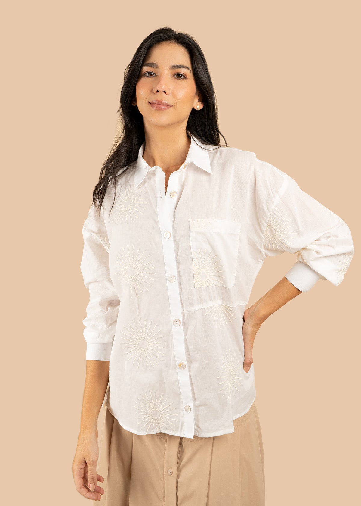 Blusa color beige con bordado de soles 106581