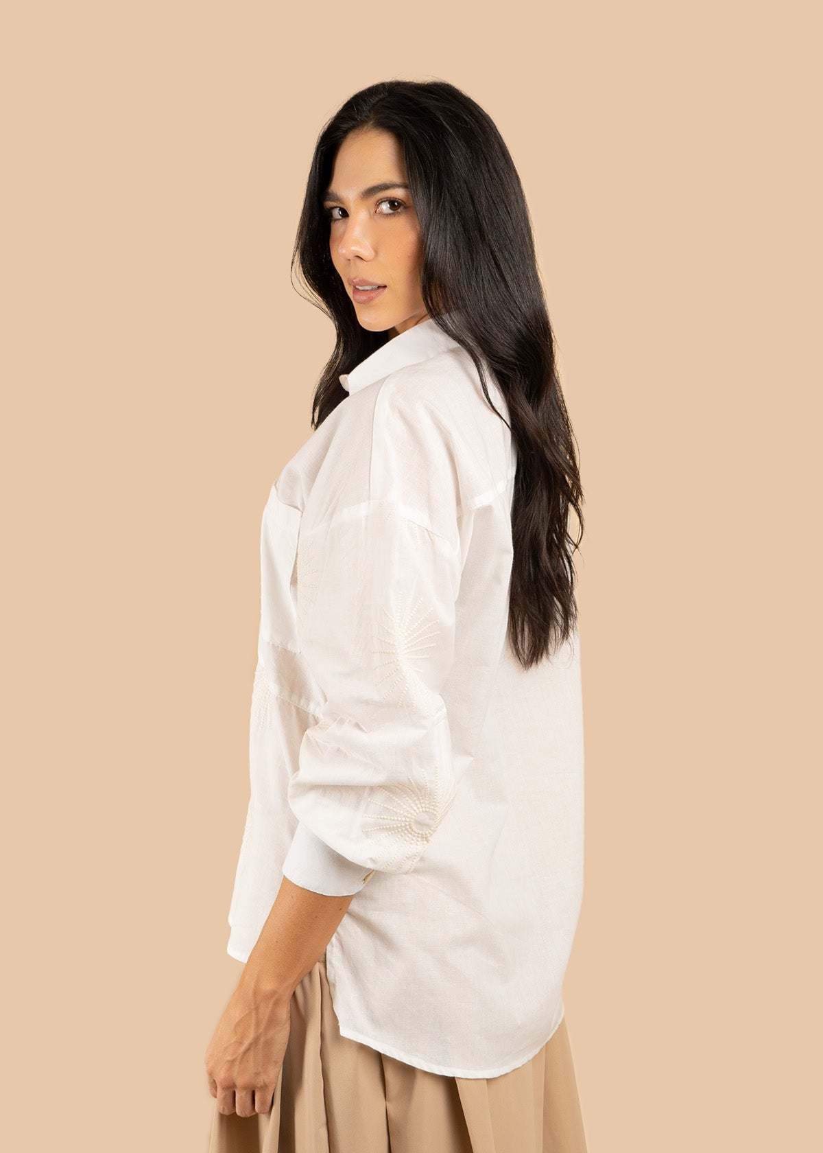 Blusa color beige con bordado de soles 106581