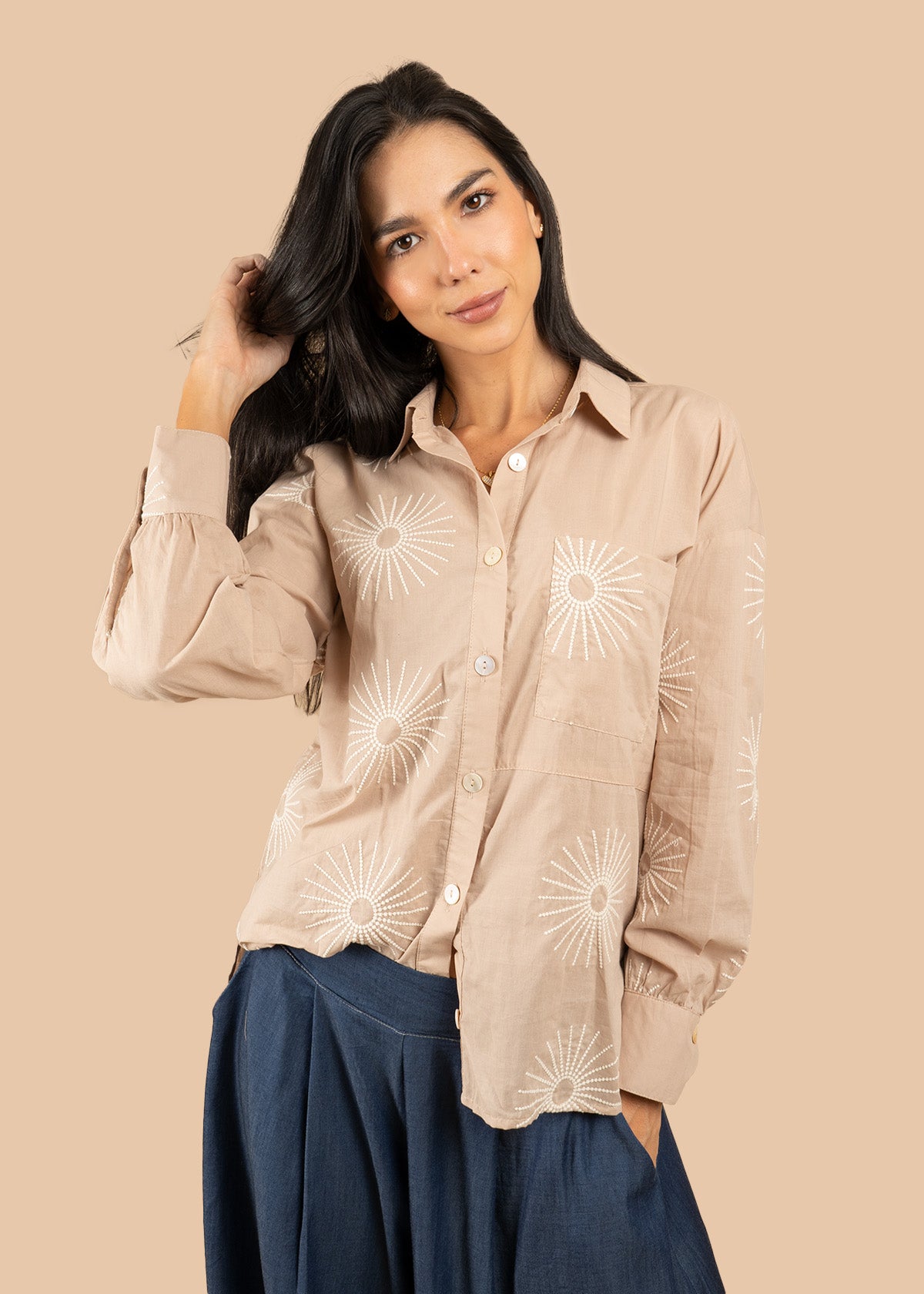 Blusa color camel con bordado de soles 106581