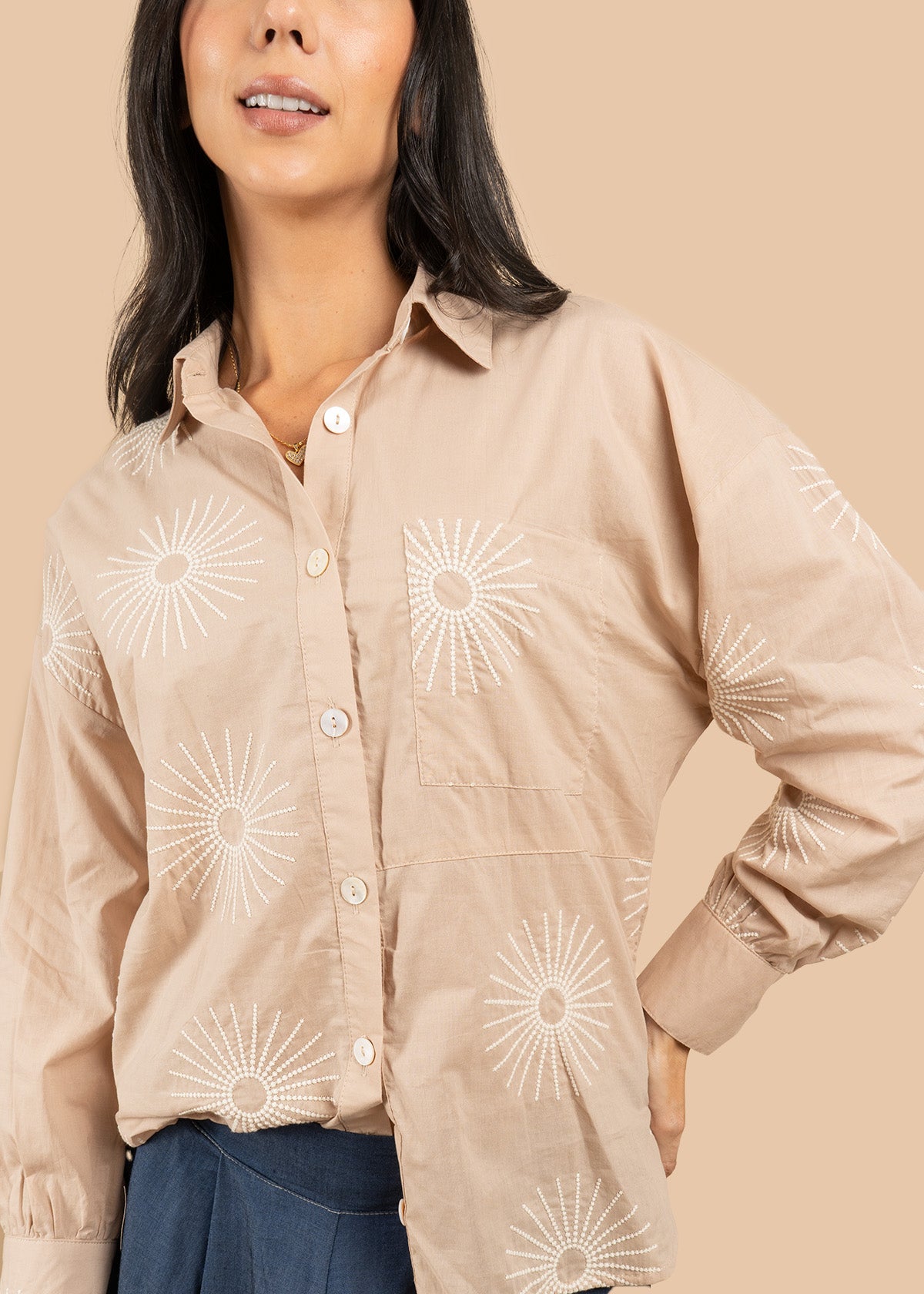 Blusa color camel con bordado de soles 106581