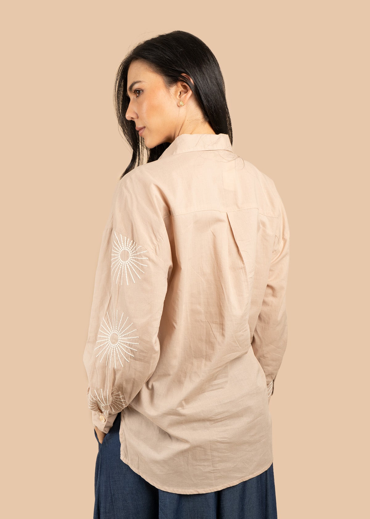 Blusa color camel con bordado de soles 106581
