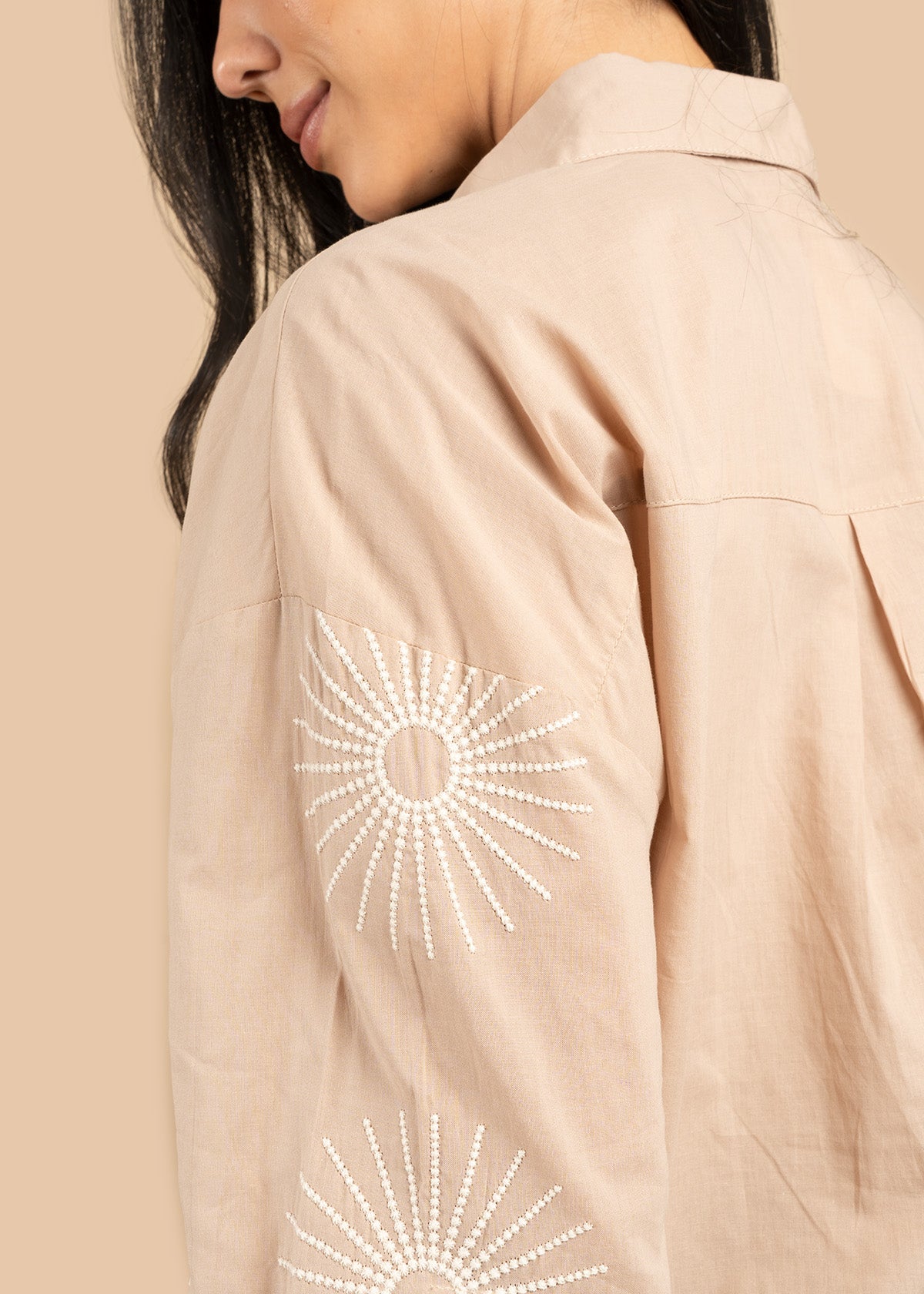 Blusa color camel con bordado de soles 106581