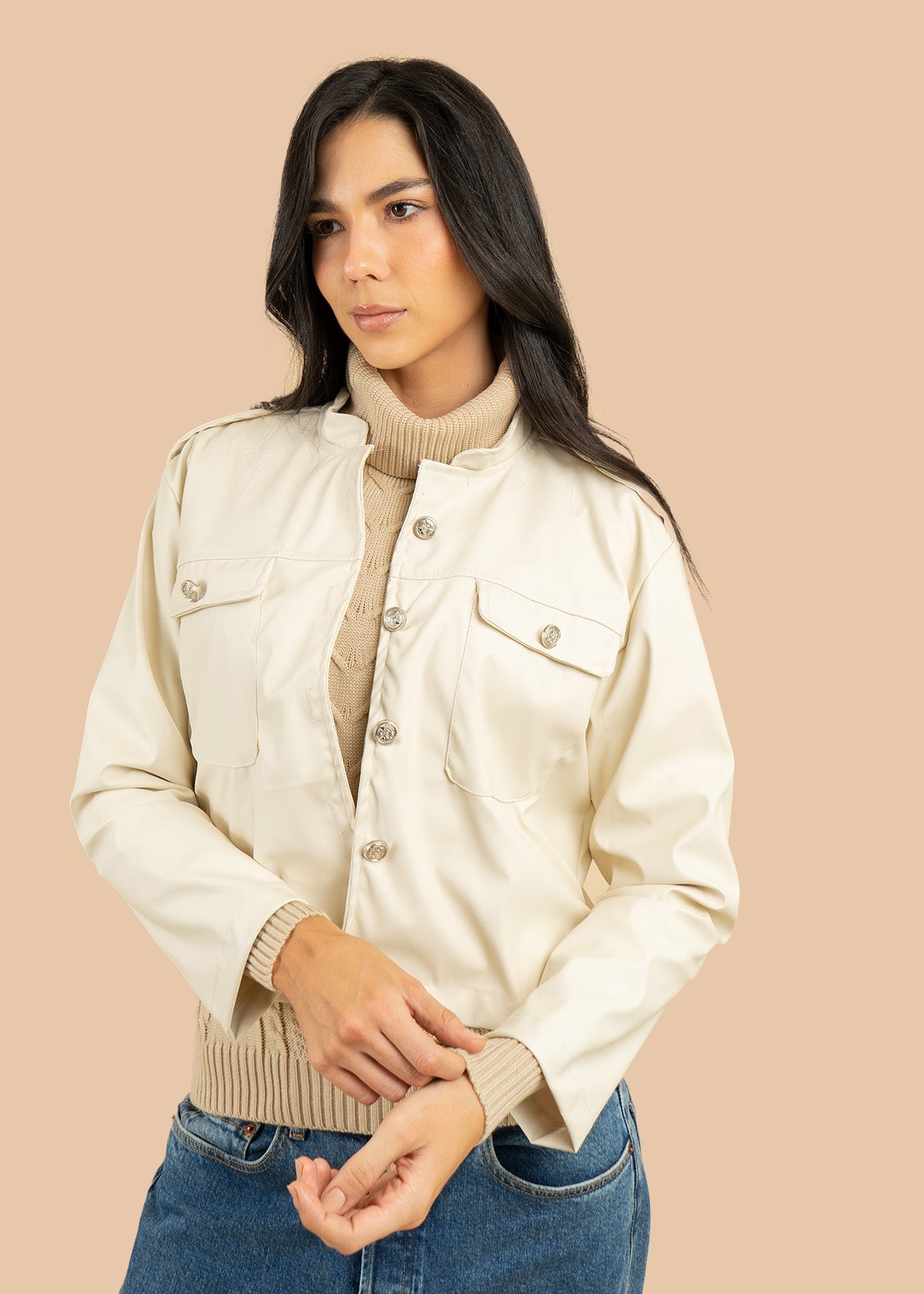 Chaqueta color beige con efecto de cuero 106582