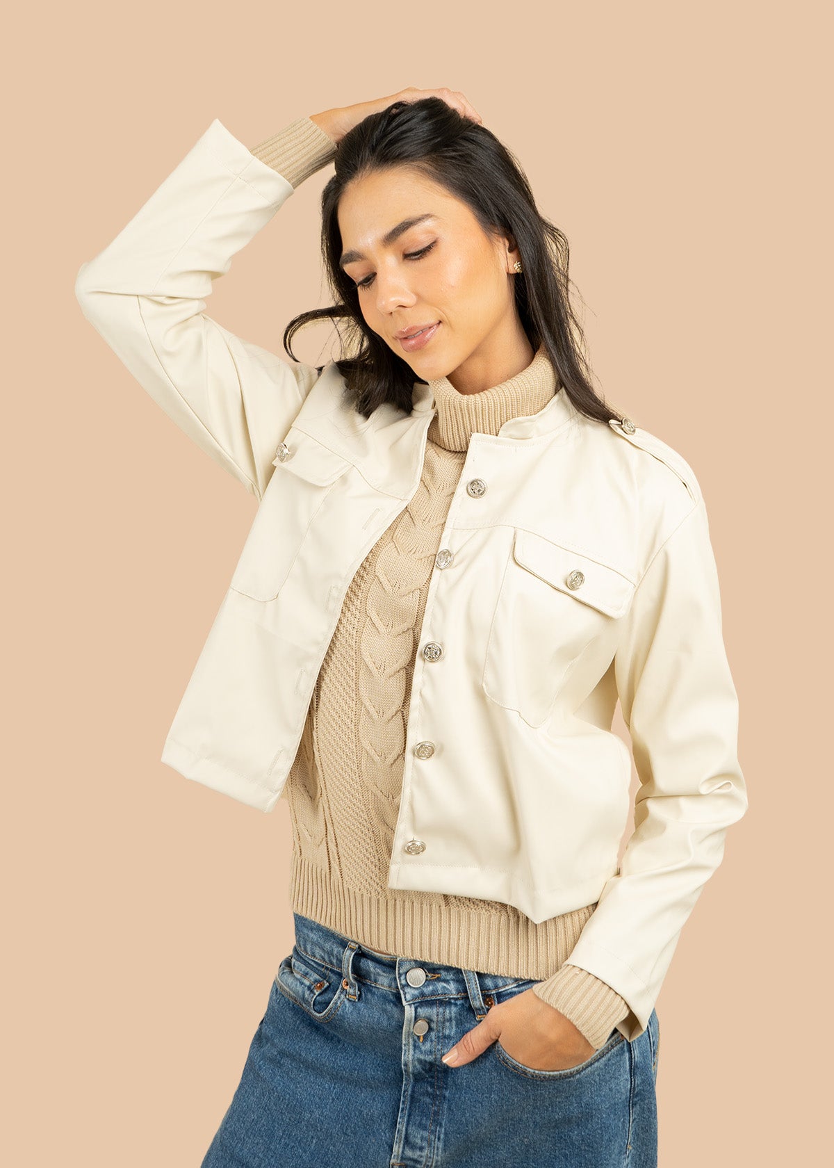 Chaqueta color beige con efecto de cuero 106582