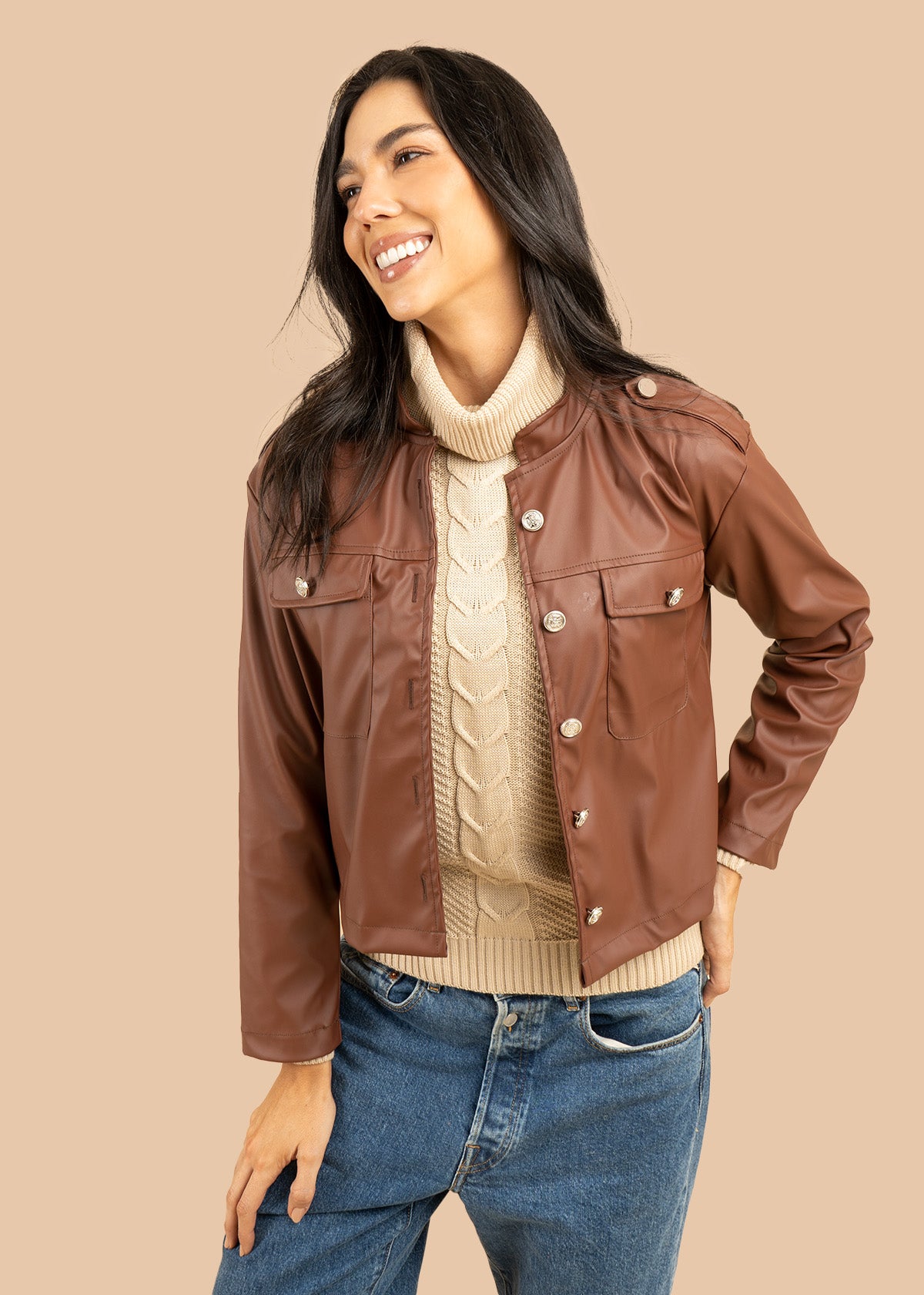 Chaqueta color café con efecto de cuero 106582