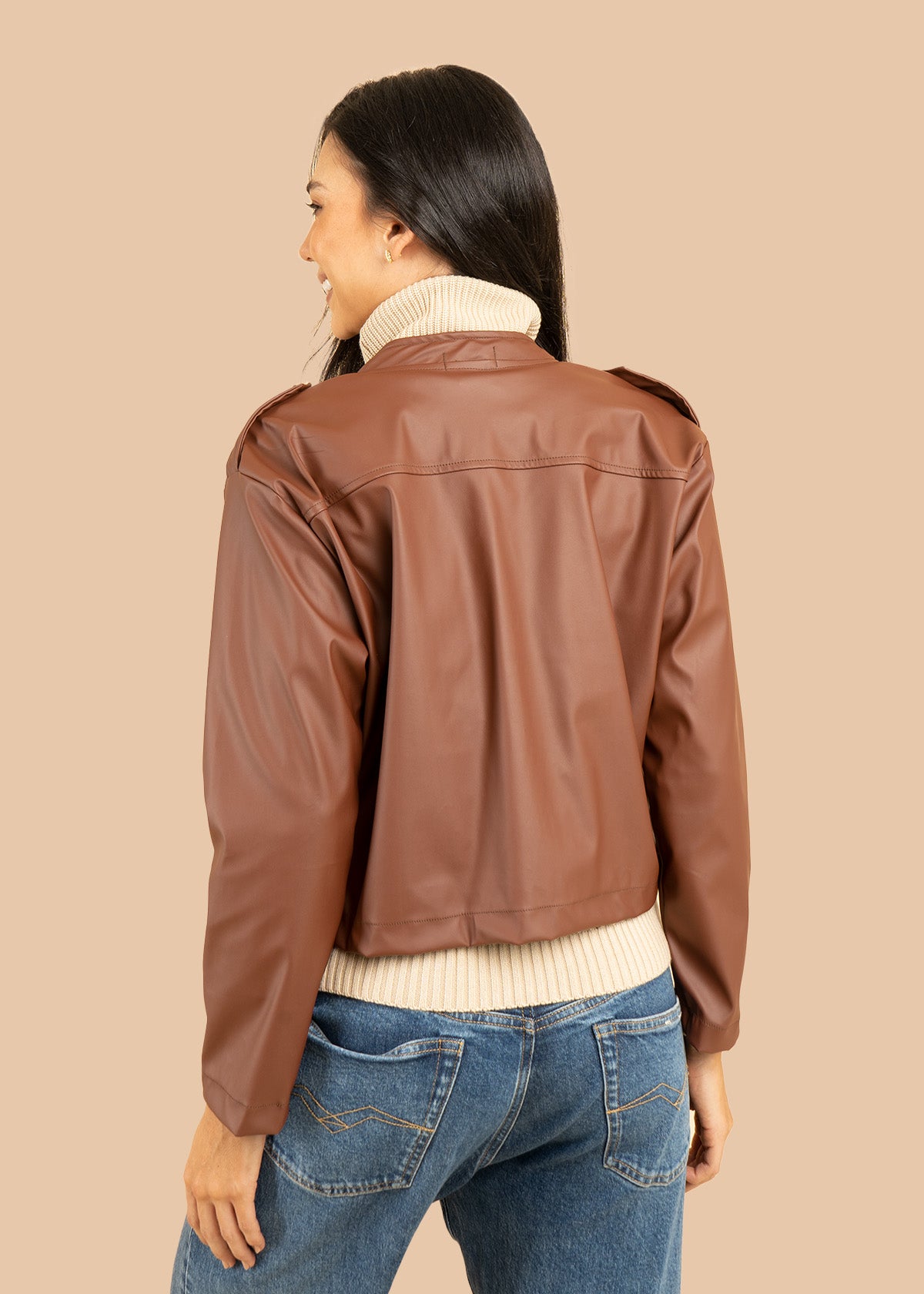 Chaqueta color café con efecto de cuero 106582