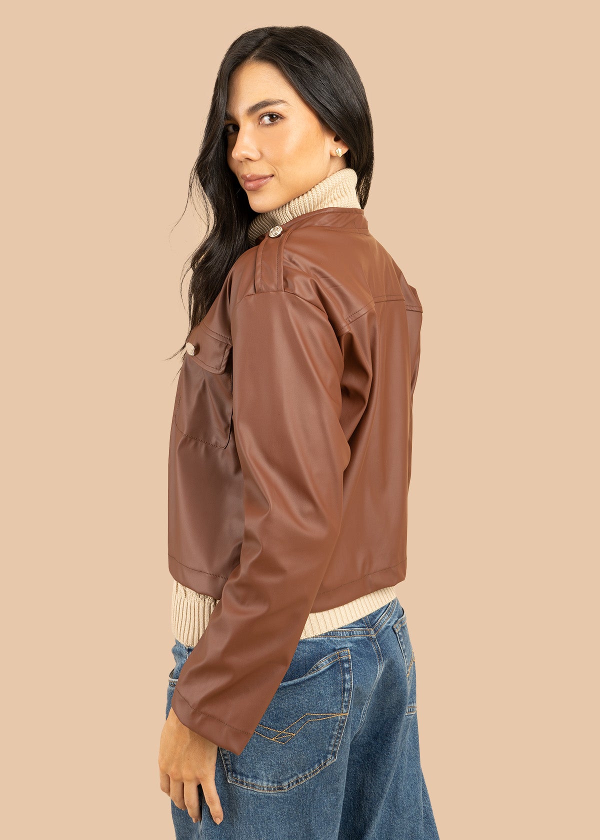 Chaqueta color café con efecto de cuero 106582