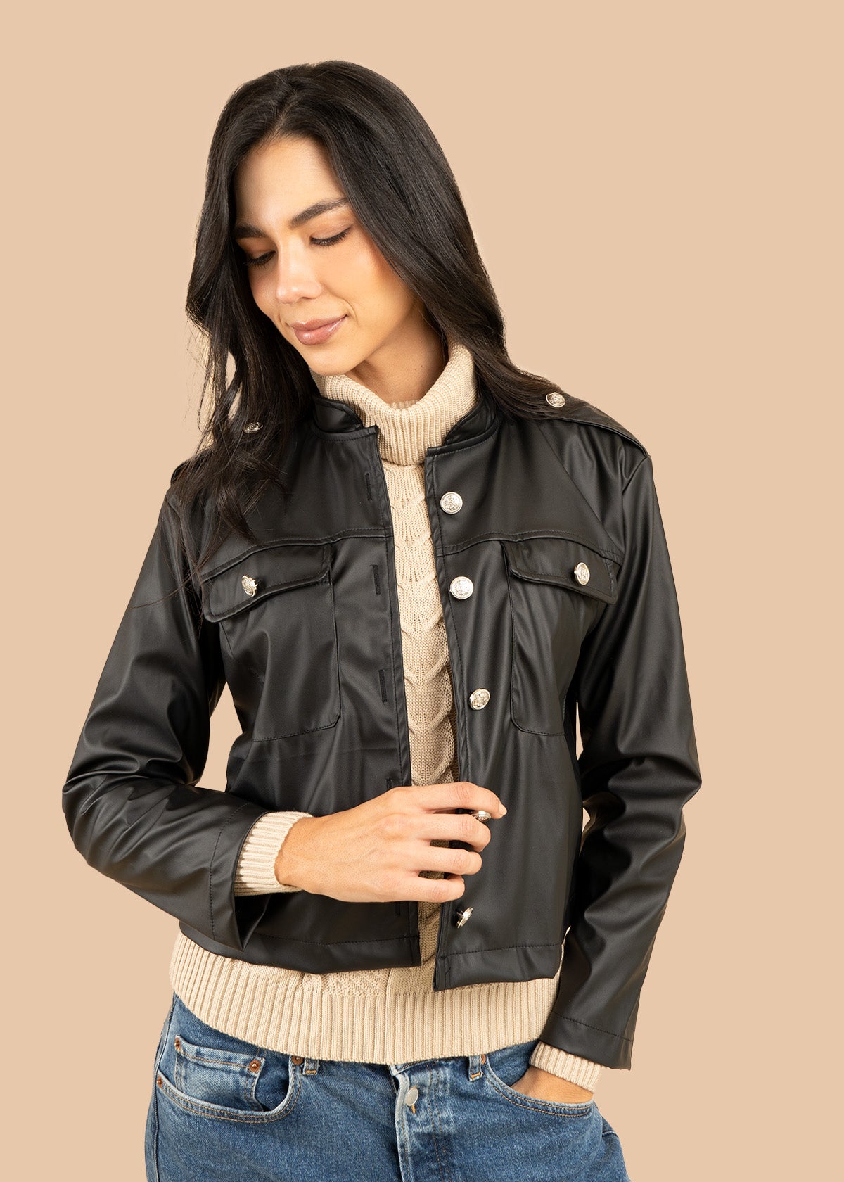 Chaqueta color negro con efecto de cuero 106582