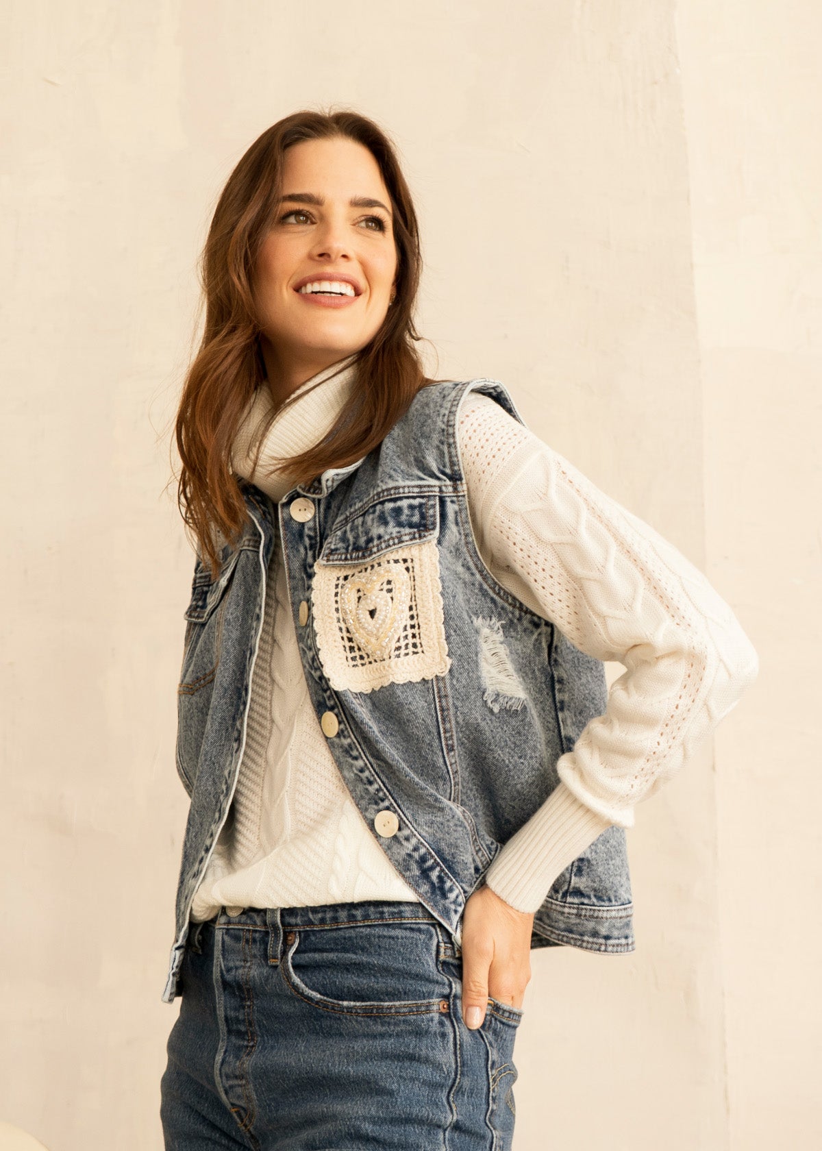 Chaleco color azul en denim y bordado de parche en crochet 106583
