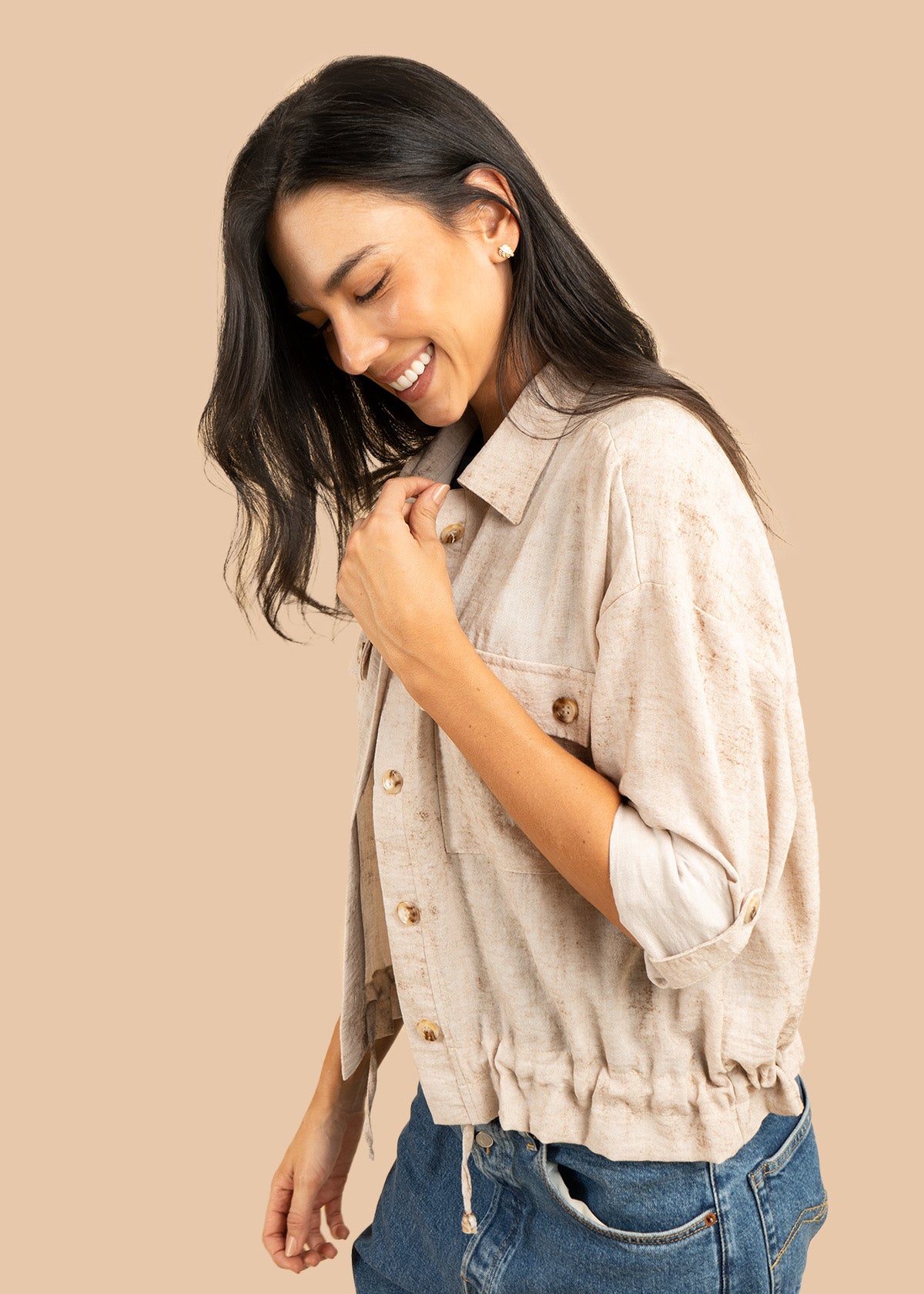 Chaqueta color beige con bolsillos delanteros 106584