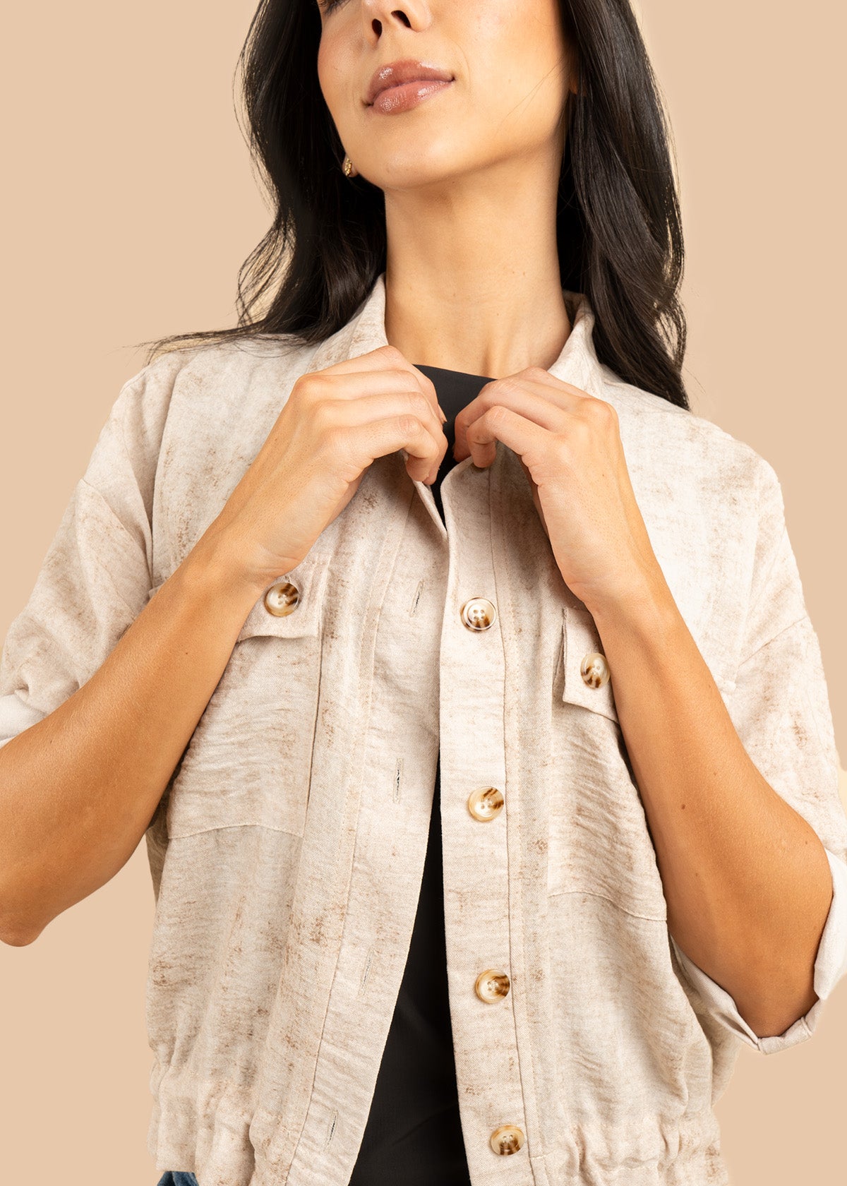 Chaqueta color beige con bolsillos delanteros 106584