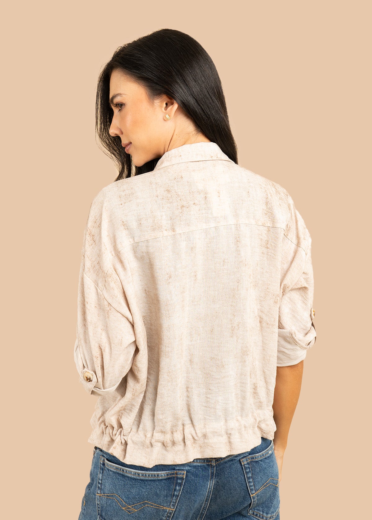 Chaqueta color beige con bolsillos delanteros 106584