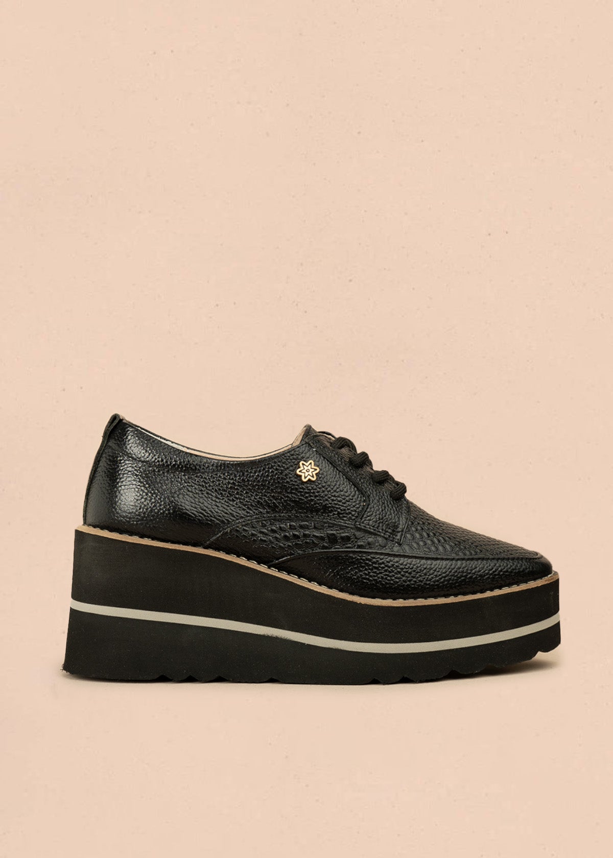 Zapatos en cuero color negro con atadura y textura pitón 106585