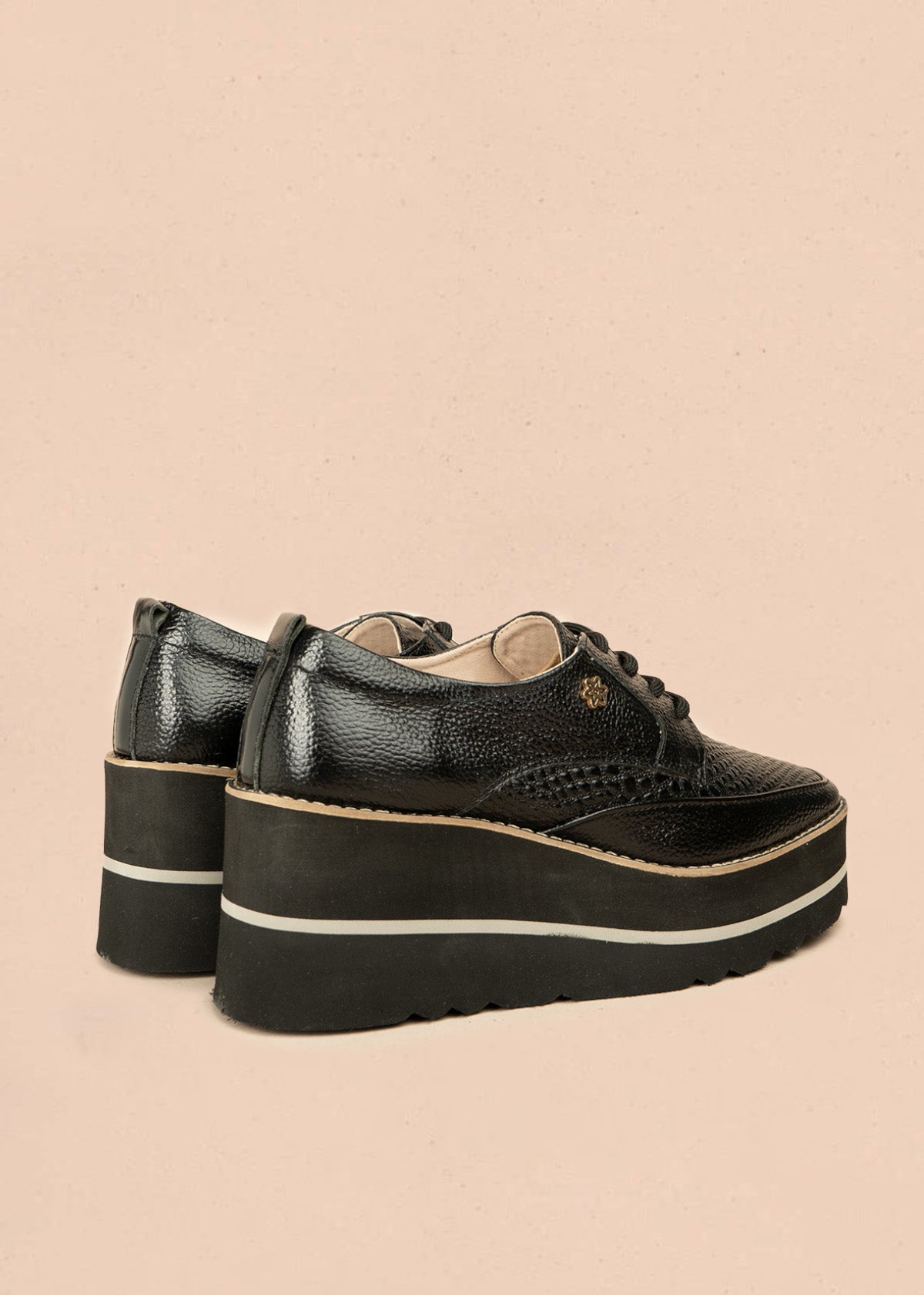 Zapatos en cuero color negro con atadura y textura pitón 106585