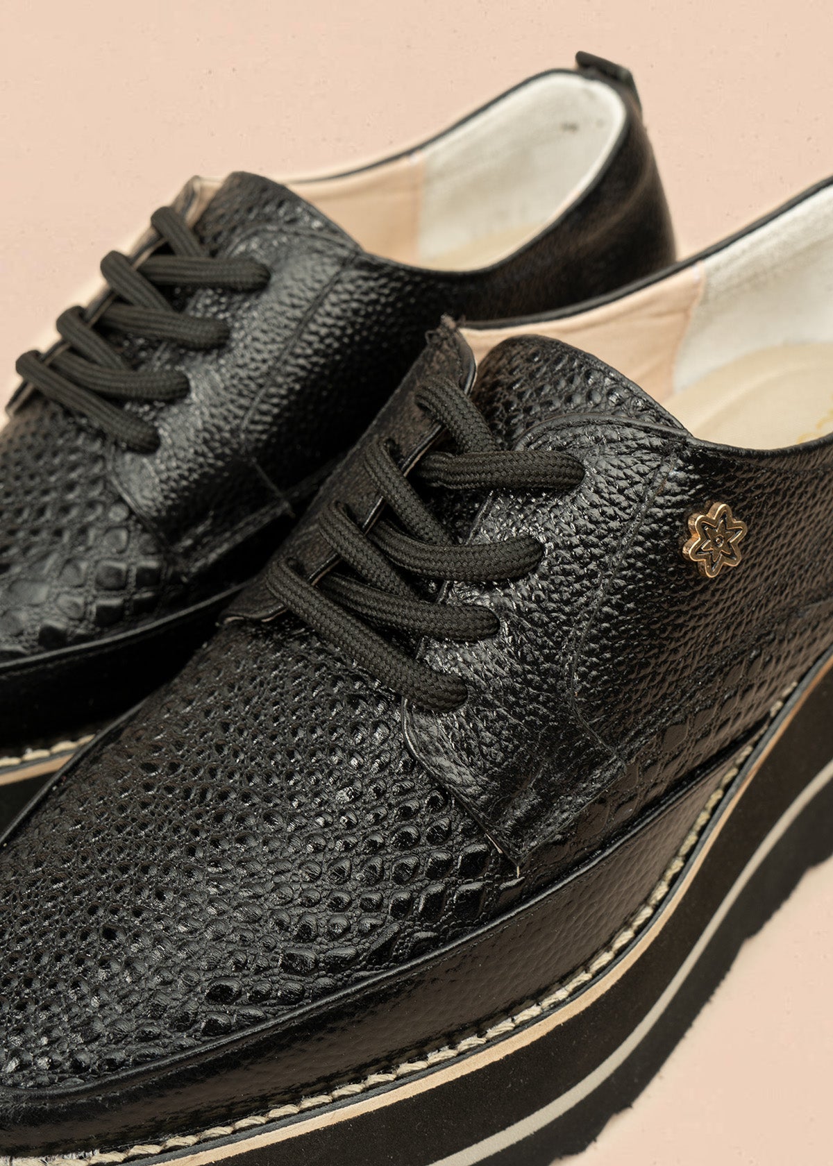 Zapatos en cuero color negro con atadura y textura pitón 106585