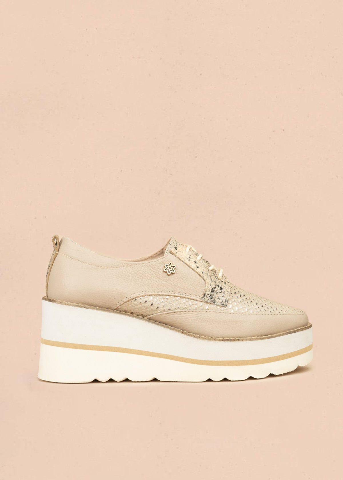 Zapatos en cuero color talco con atadura y textura pitón 106585
