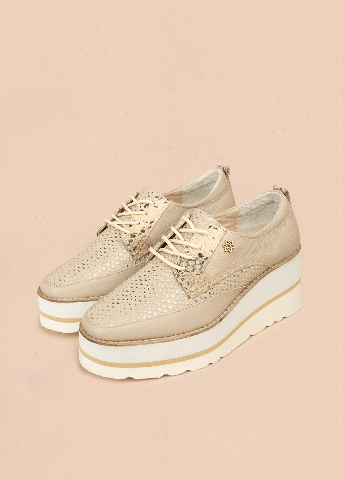 Zapatos en cuero color talco con atadura y textura pitón 106585