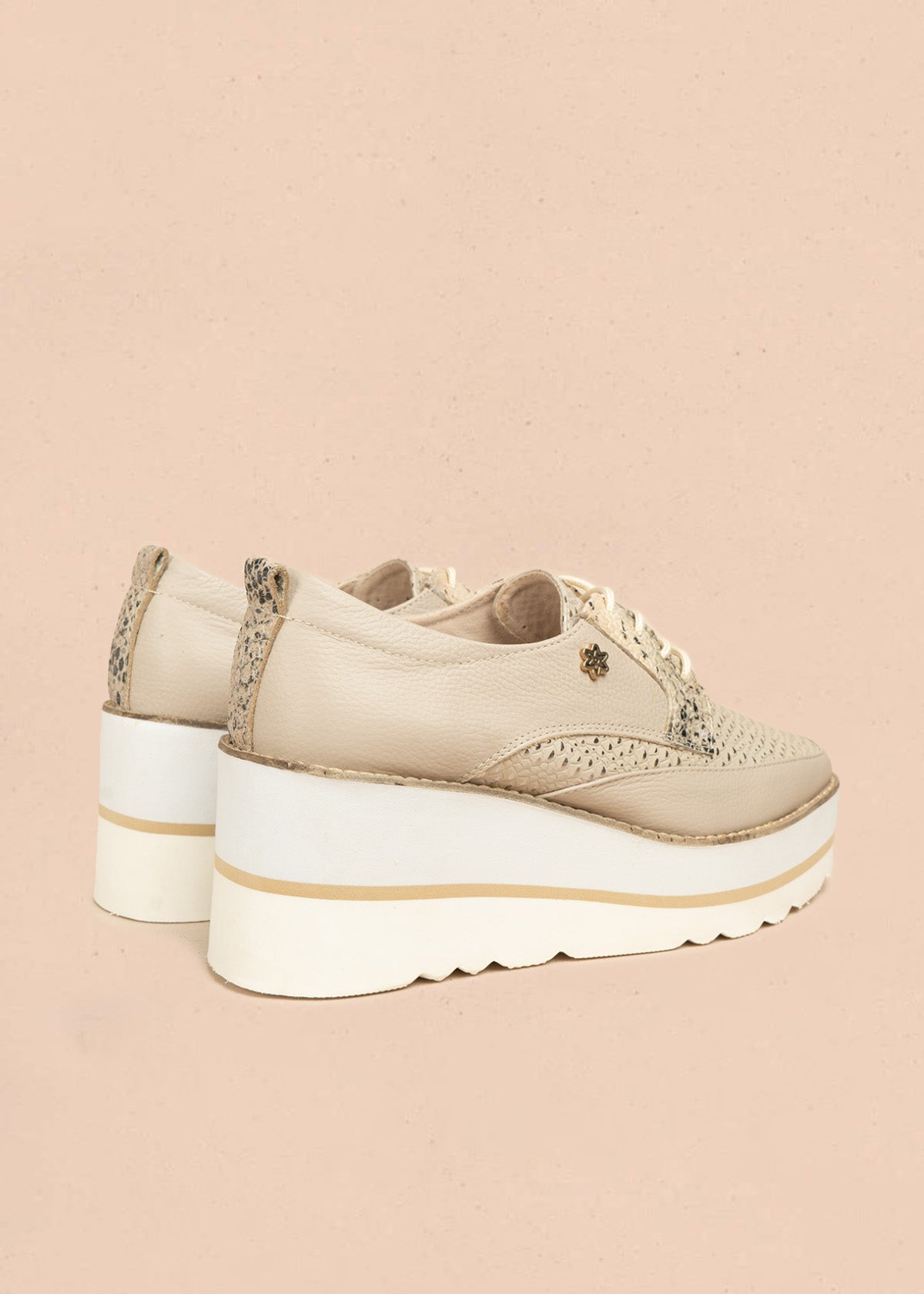 Zapatos en cuero color talco con atadura y textura pitón 106585
