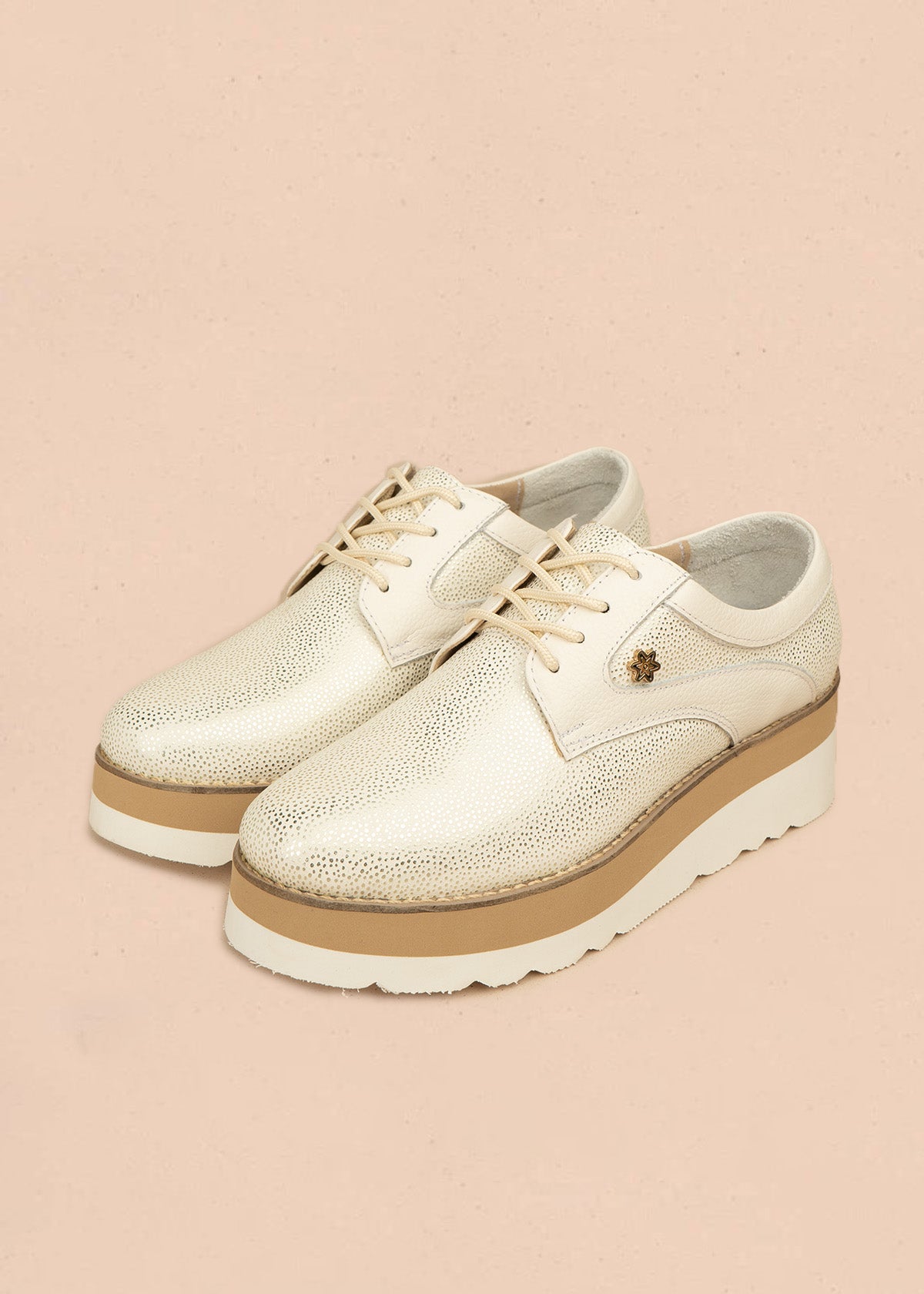Zapatos color talco con ataduras y plataforma 106586