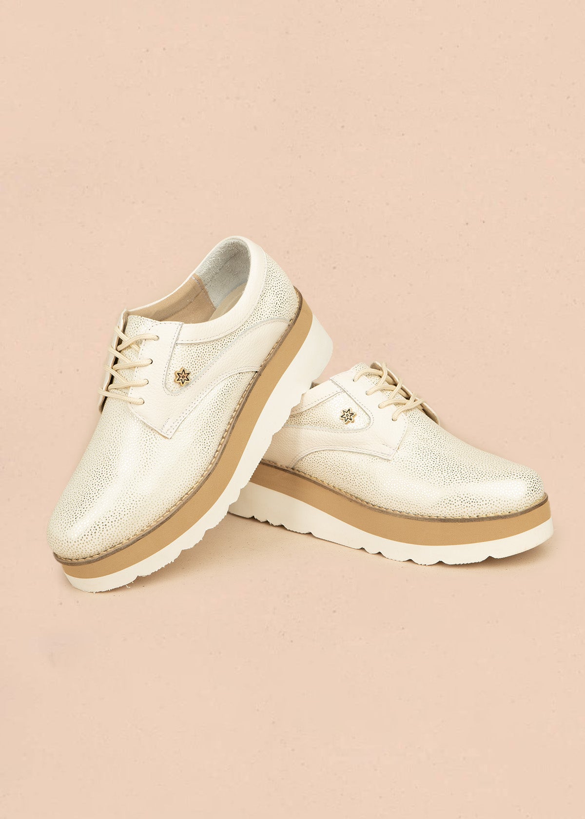 Zapatos color talco con ataduras y plataforma 106586