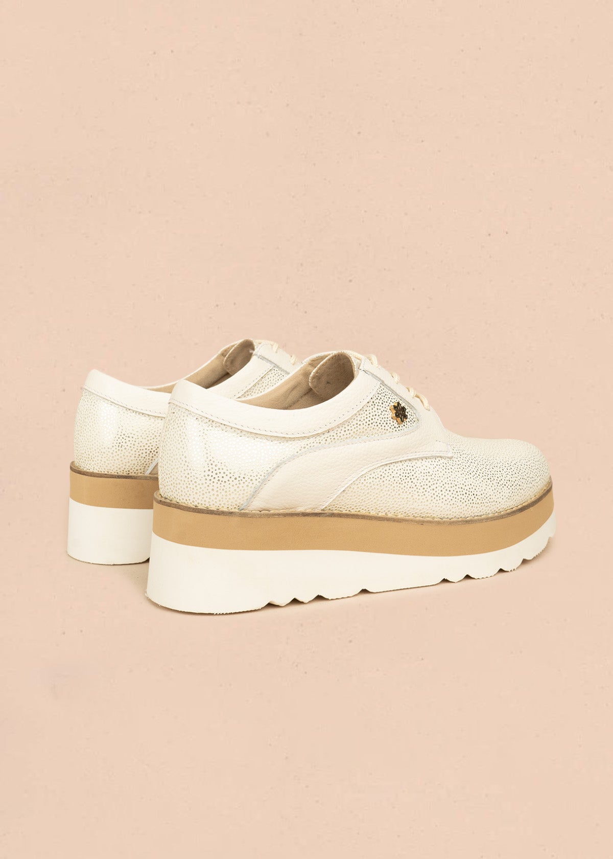 Zapatos color talco con ataduras y plataforma 106586