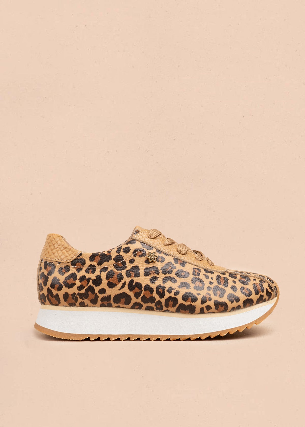 Tenis casuales en cuero color miel animal print 106587