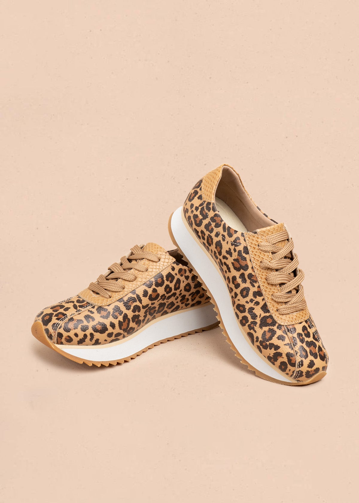 Tenis casuales en cuero color miel animal print 106587