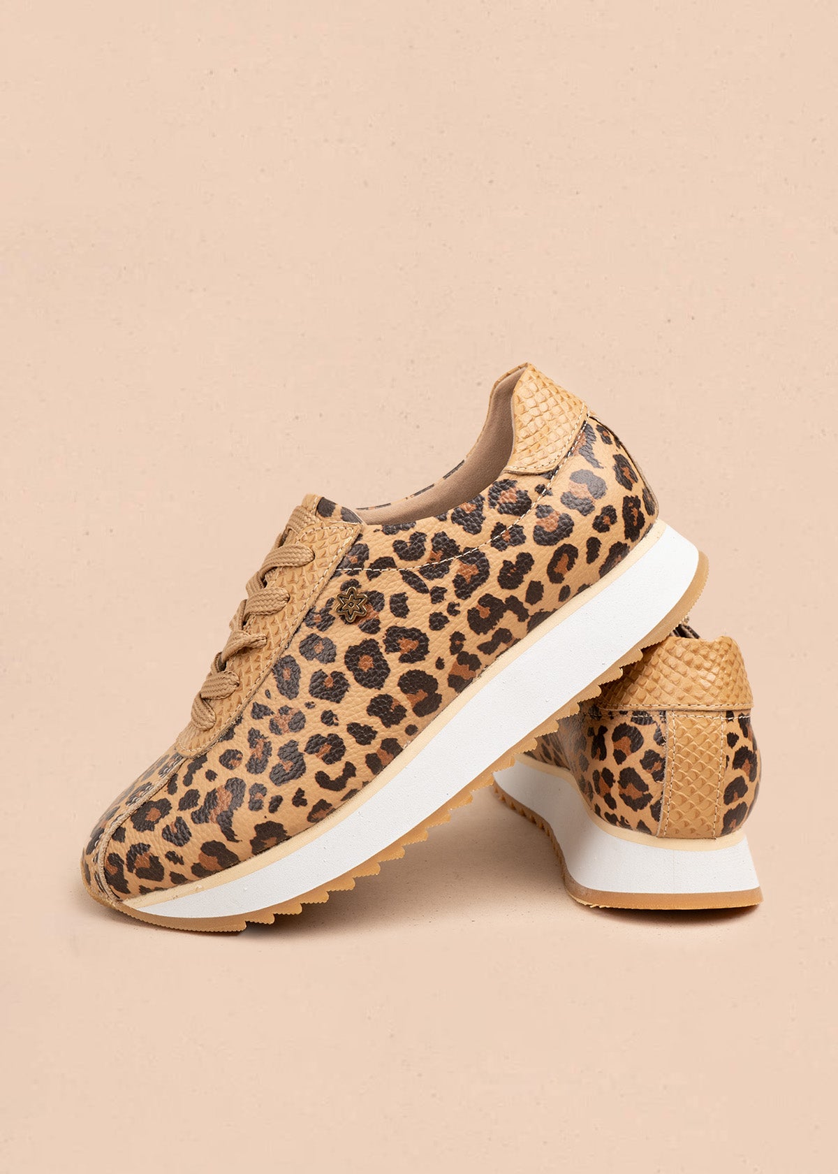 Tenis casuales en cuero color miel animal print 106587