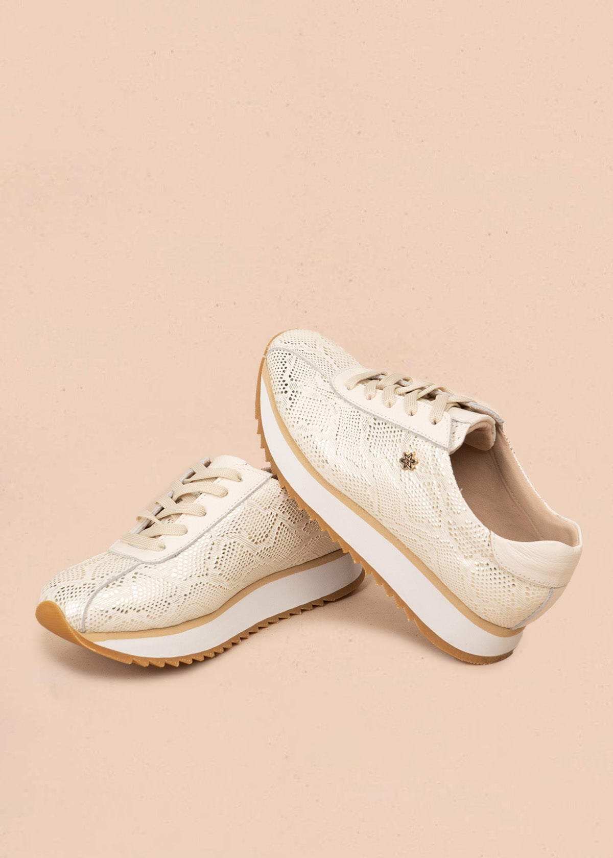 Tenis casuales en cuero color talco con textura tipo pitón 106587