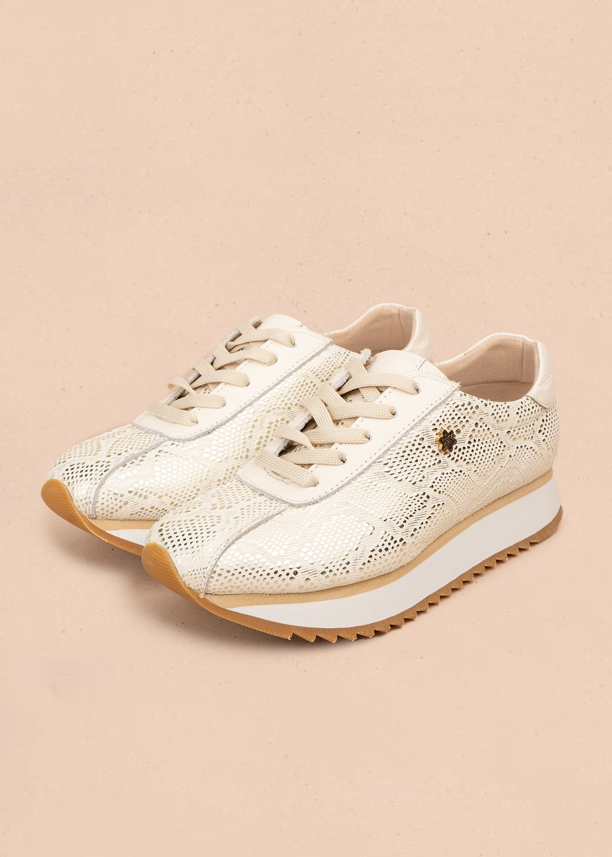 Tenis casuales en cuero color talco con textura tipo pitón 106587