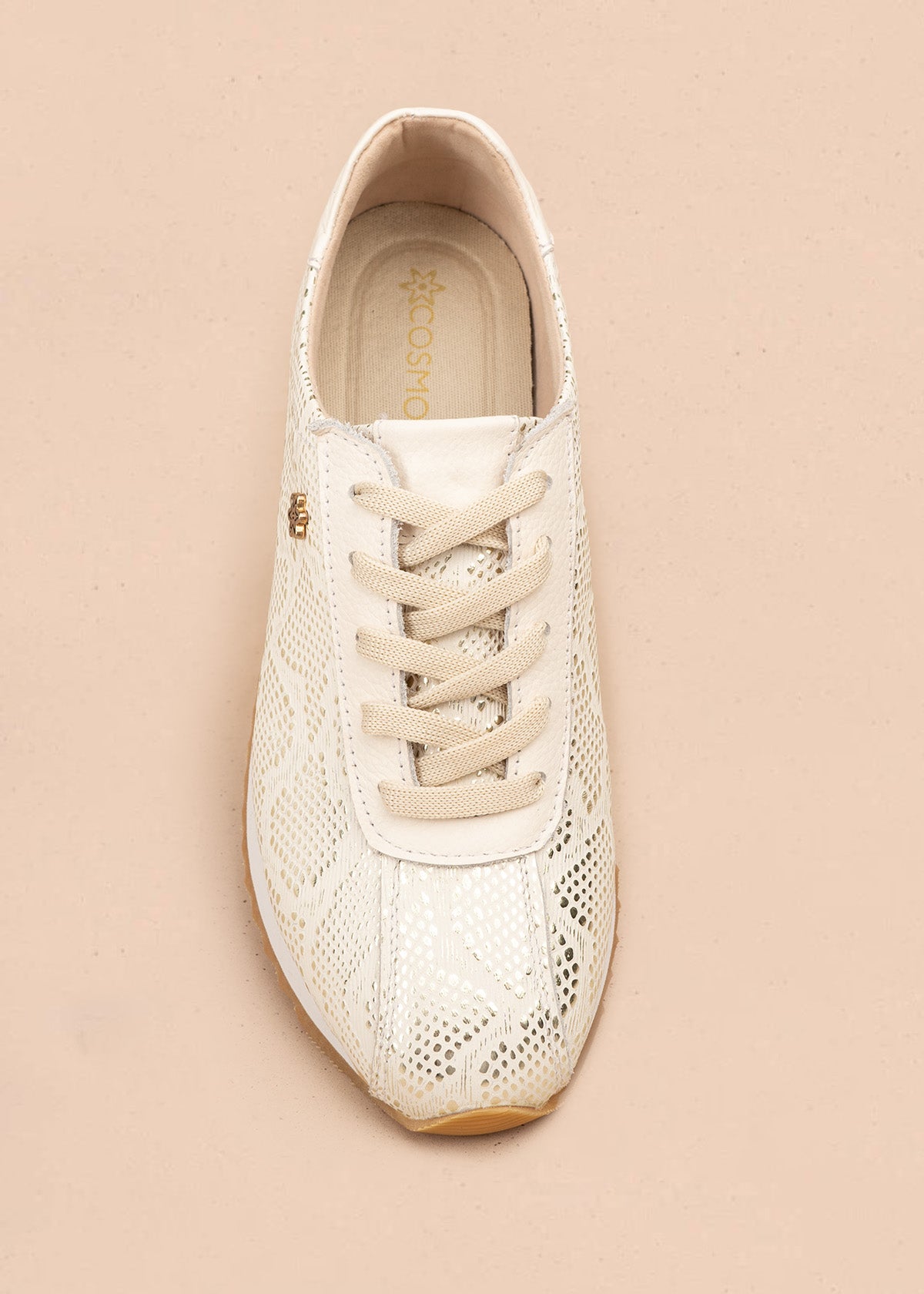 Tenis casuales en cuero color talco con textura tipo pitón 106587
