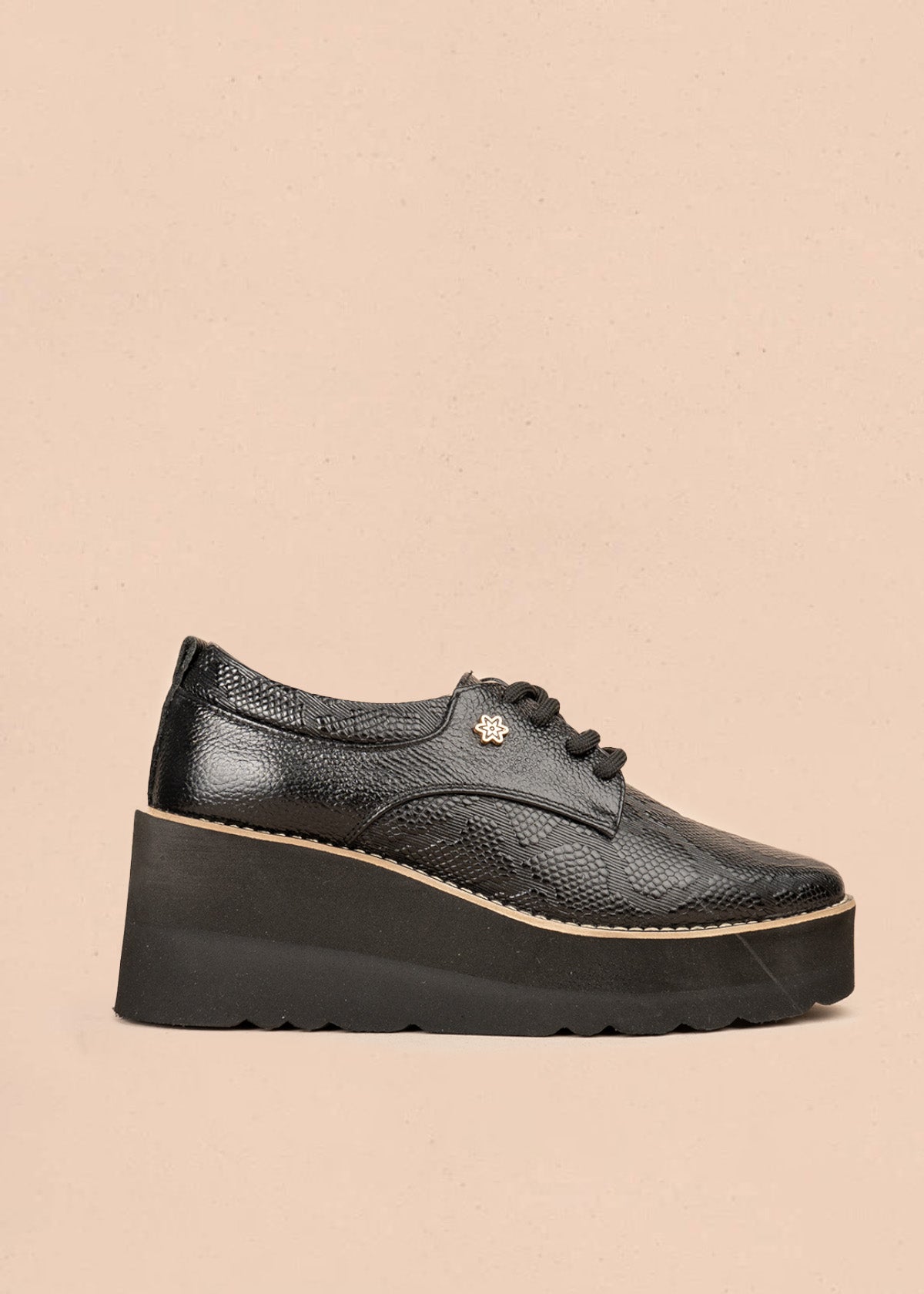 Zapatos con atadura en cuero color negro con plataforma alta y textura pitón 106588