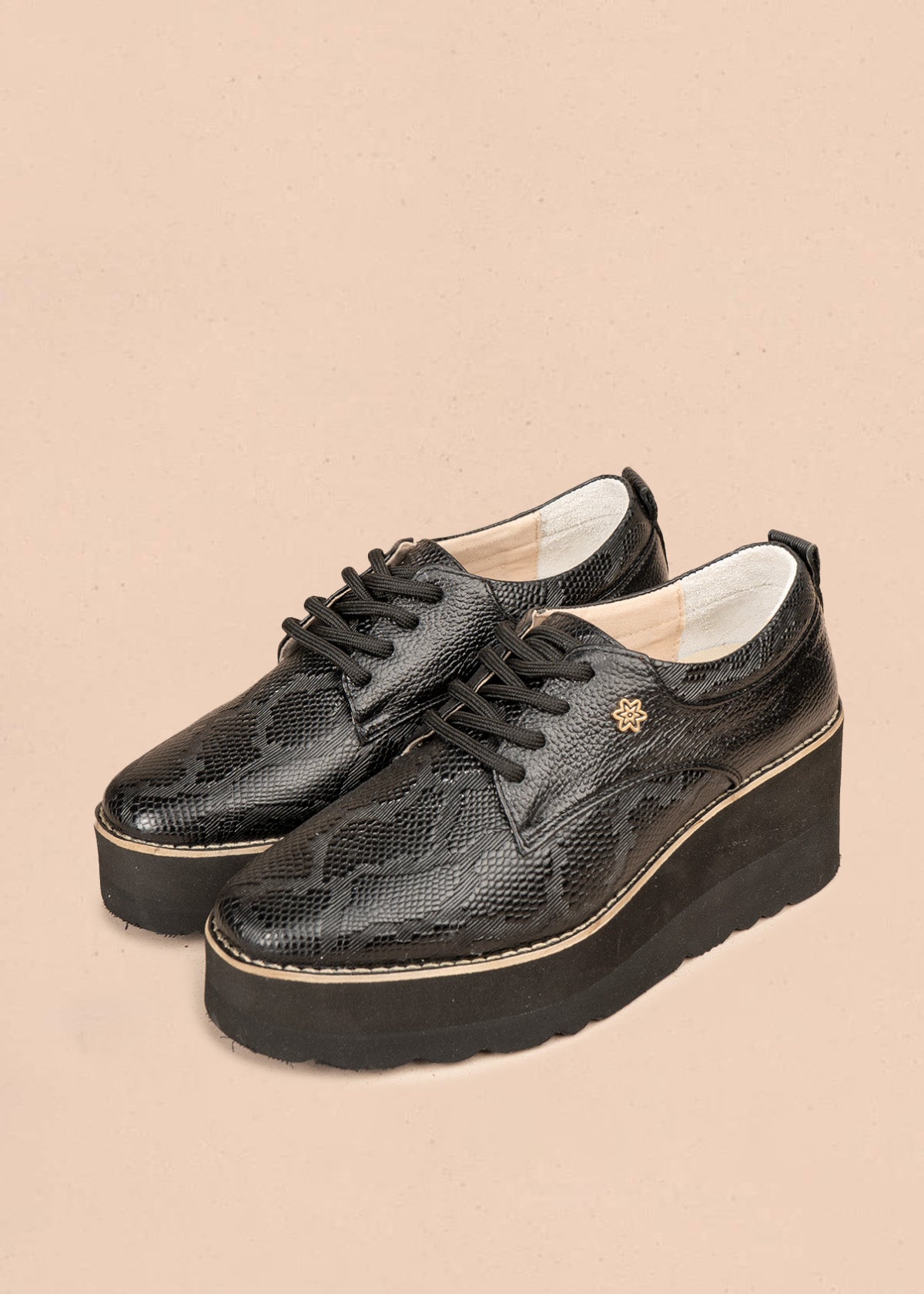 Zapatos con atadura en cuero color negro con plataforma alta y textura pitón 106588