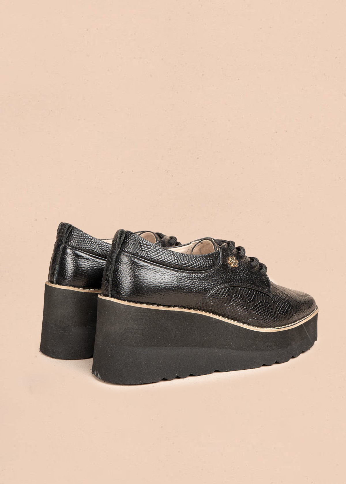 Zapatos con atadura en cuero color negro con plataforma alta y textura pitón 106588