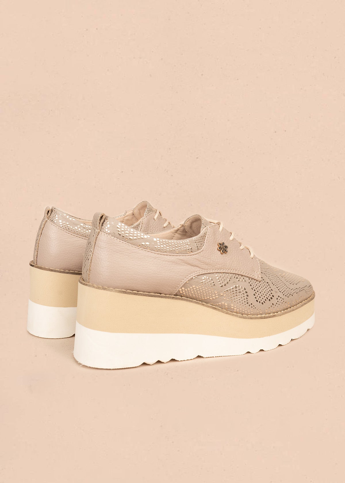 Zapatos con atadura en cuero color taupe con plataforma alta y textura pitón 106588