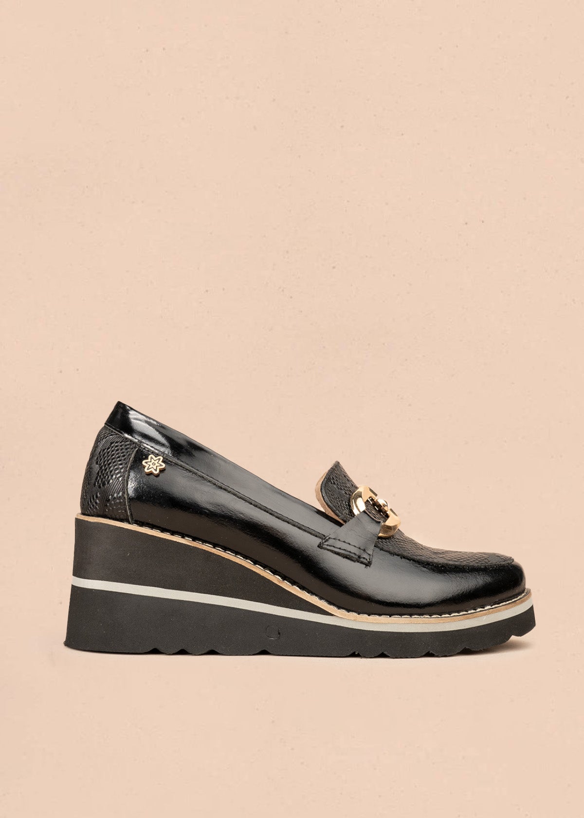 Mocasín en cuero color negro con plataforma y herrajes dorados 106589