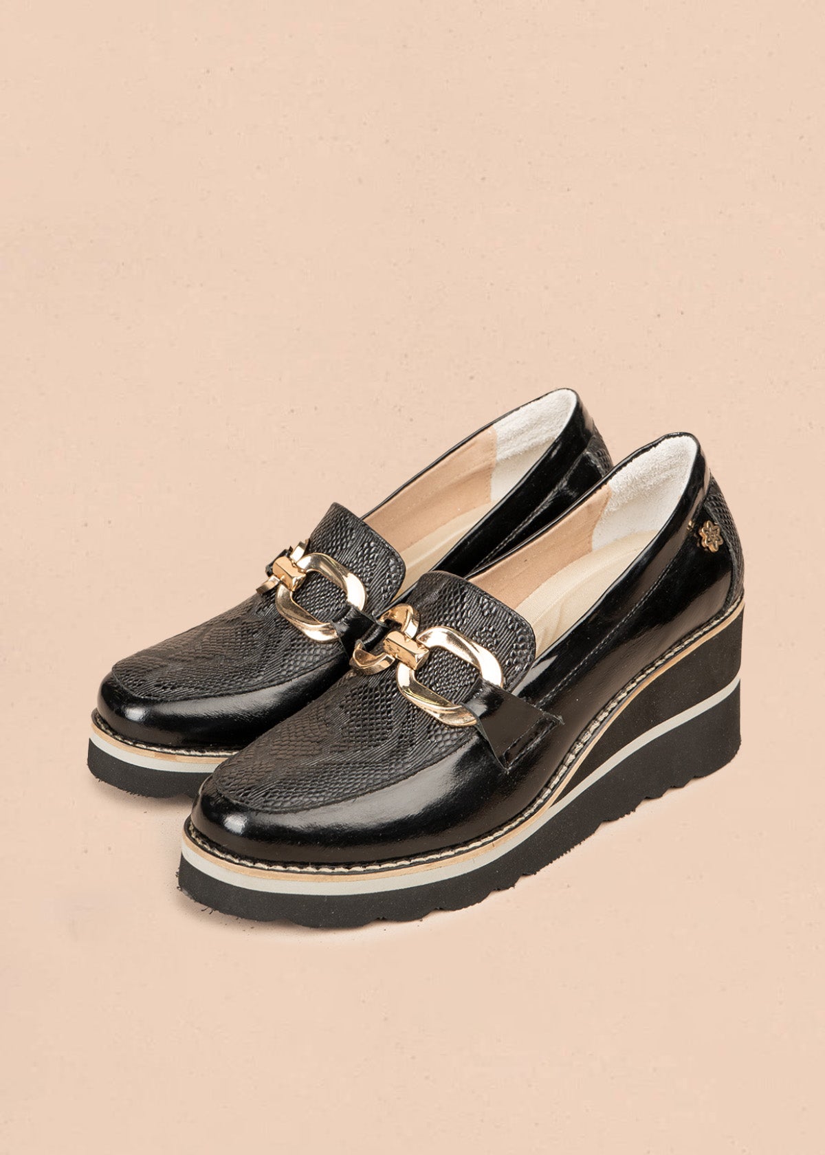 Mocasín en cuero color negro con plataforma y herrajes dorados 106589