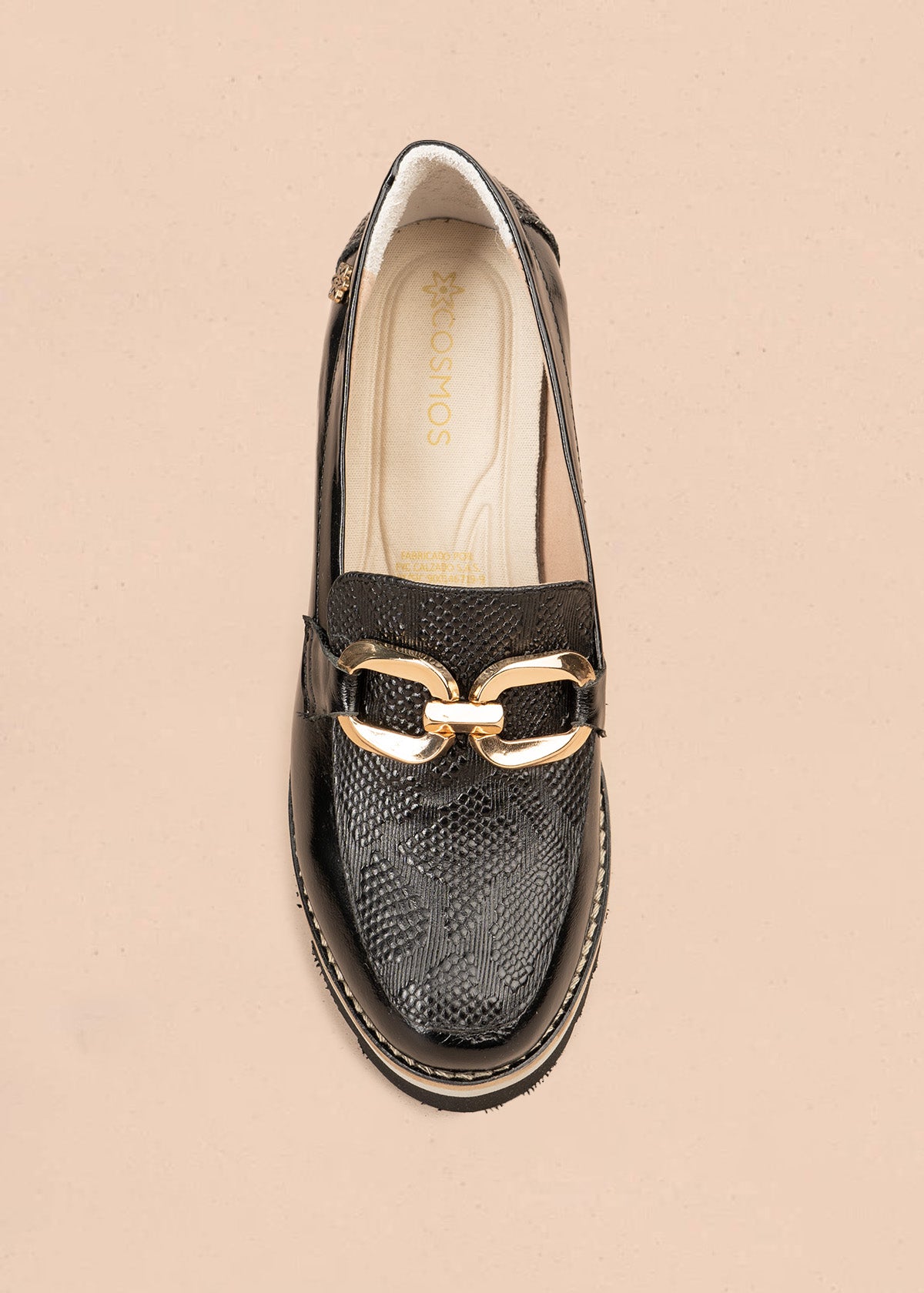 Mocasín en cuero color negro con plataforma y herrajes dorados 106589