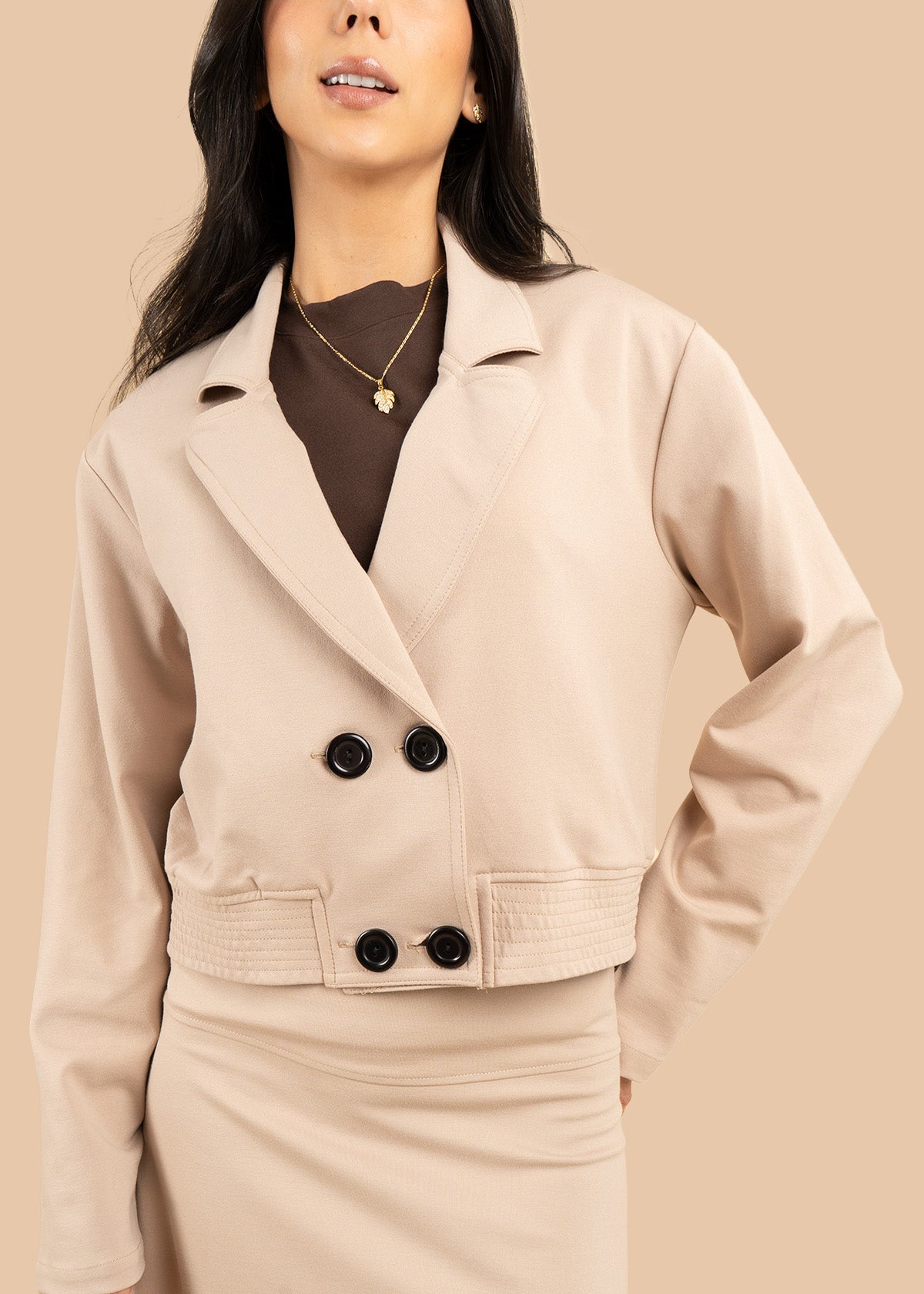 Chaqueta color arena con solapa y doble botonadura 106590